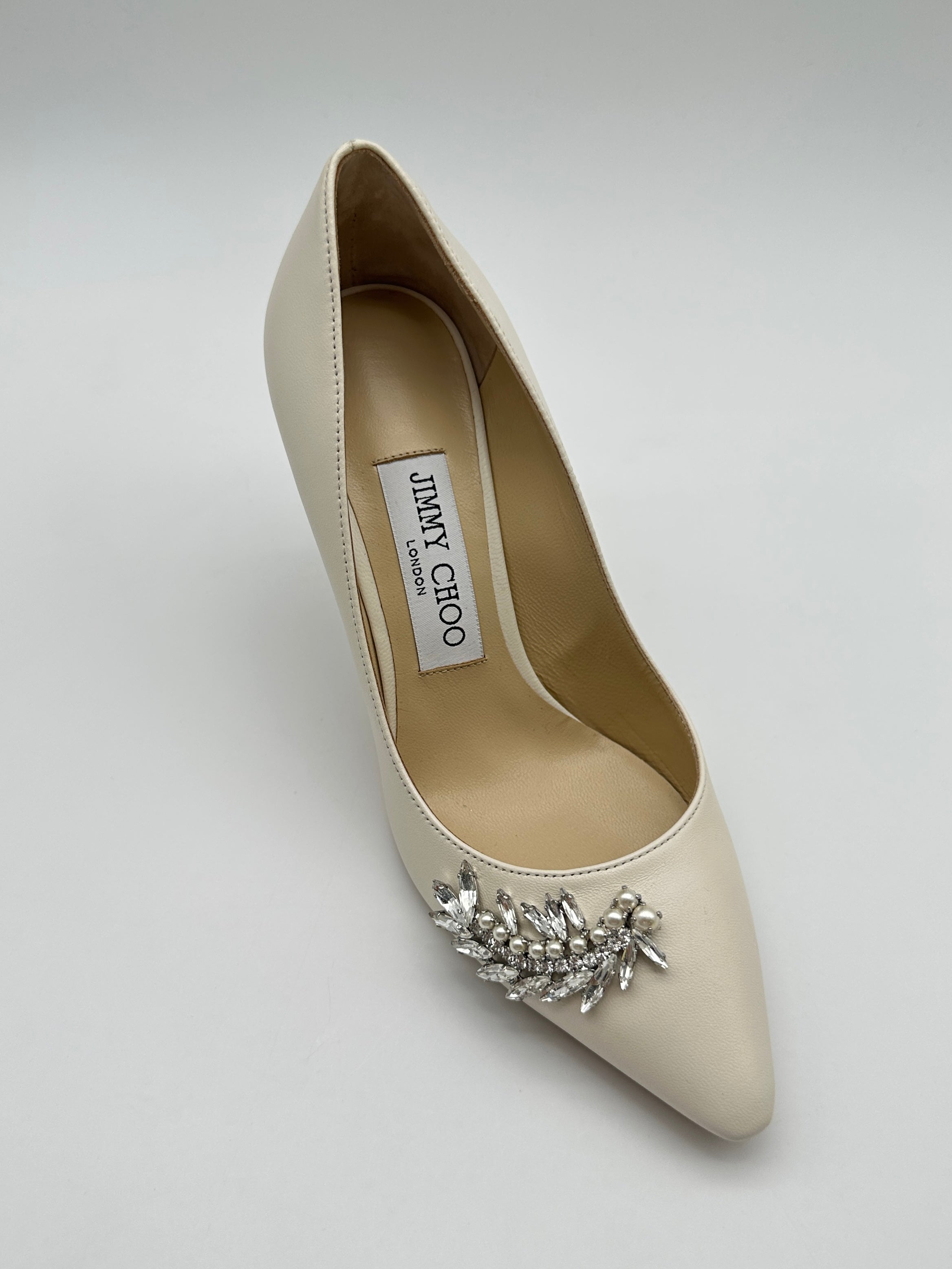 Leather Crystals Pumps con punta affusolata, buckle con cristalli, tacco a stiletto da 8,5 cm e suola in pelle.