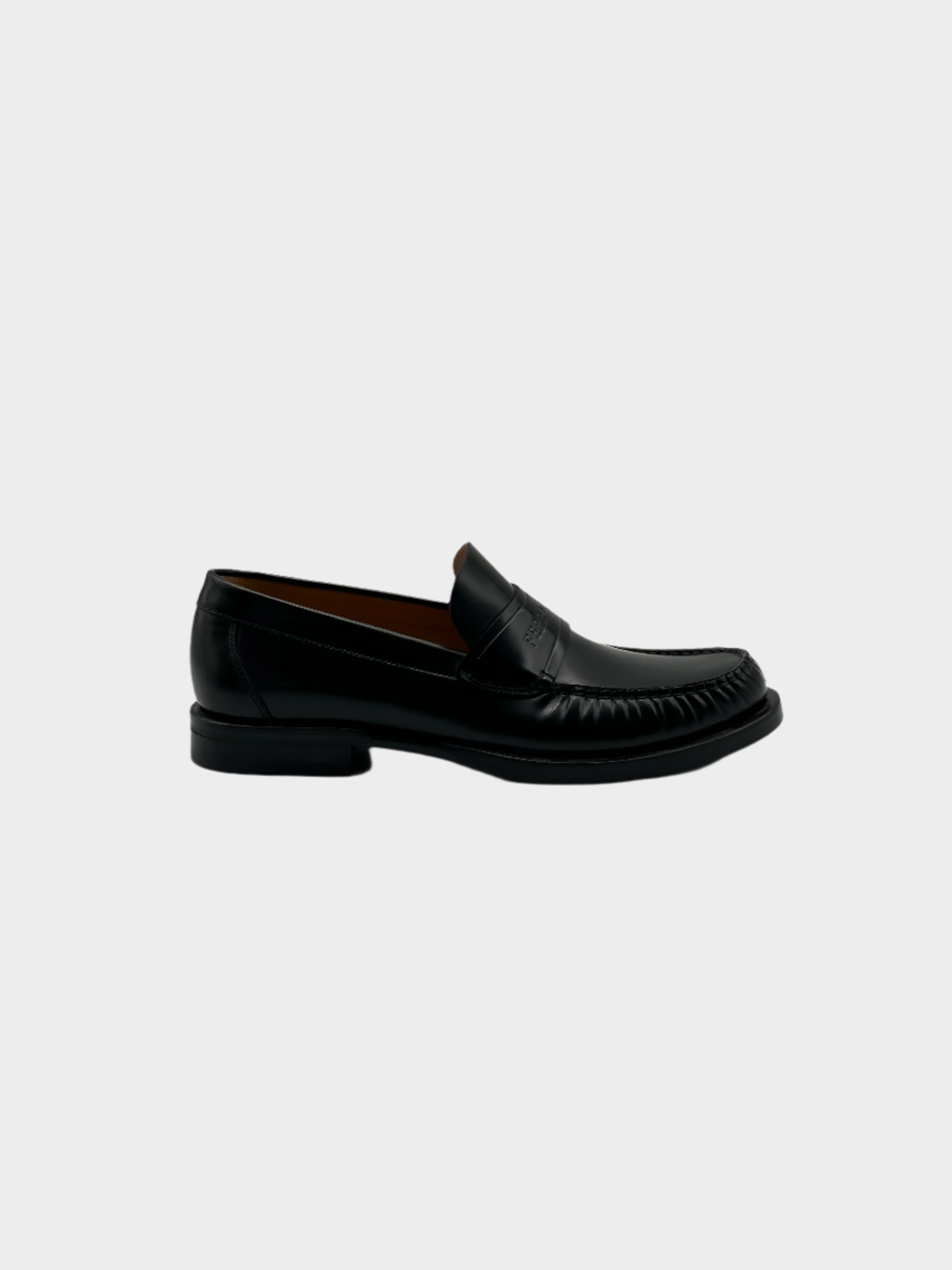 "Leather Loafers con punta tonda, logo impresso, tacco a blocco e suola in pelle. Eleganza e comfort in pelle verniciata.