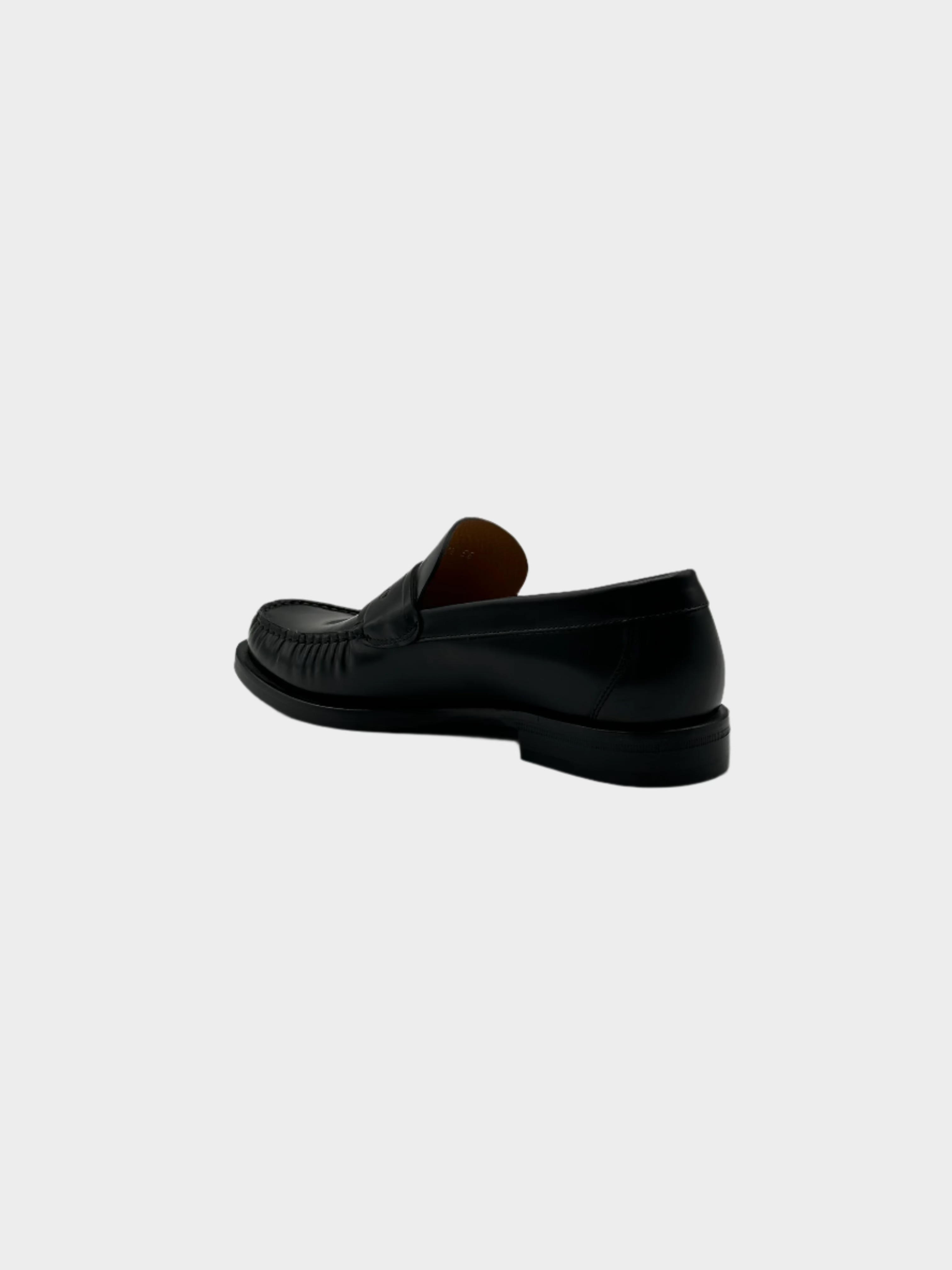 "Leather Loafers con punta tonda, logo impresso, tacco a blocco e suola in pelle. Eleganza e comfort in pelle verniciata.