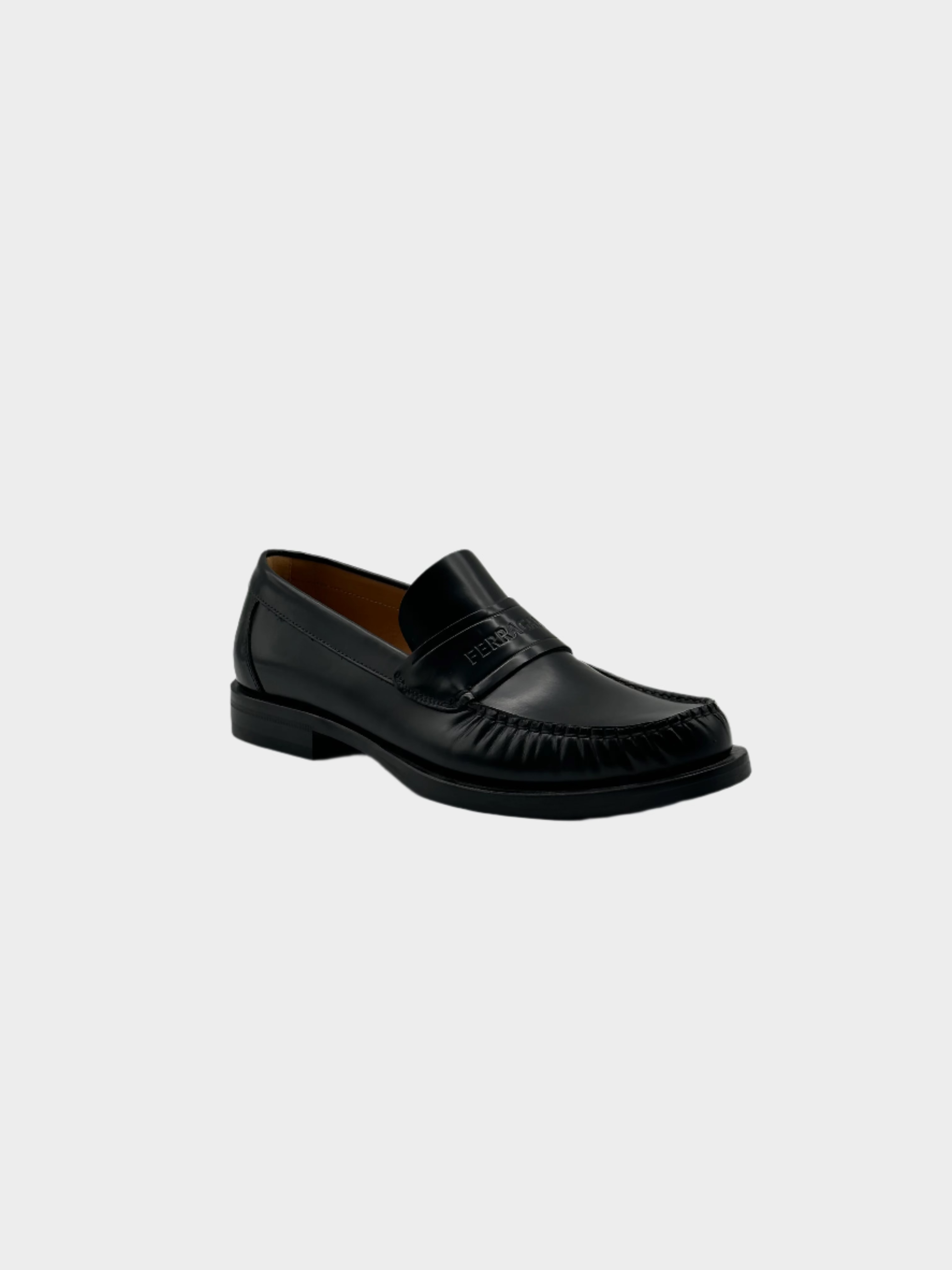 Leather Loafers con punta tonda, logo impresso, tacco a blocco e suola in pelle. Eleganza e comfort in pelle verniciata.