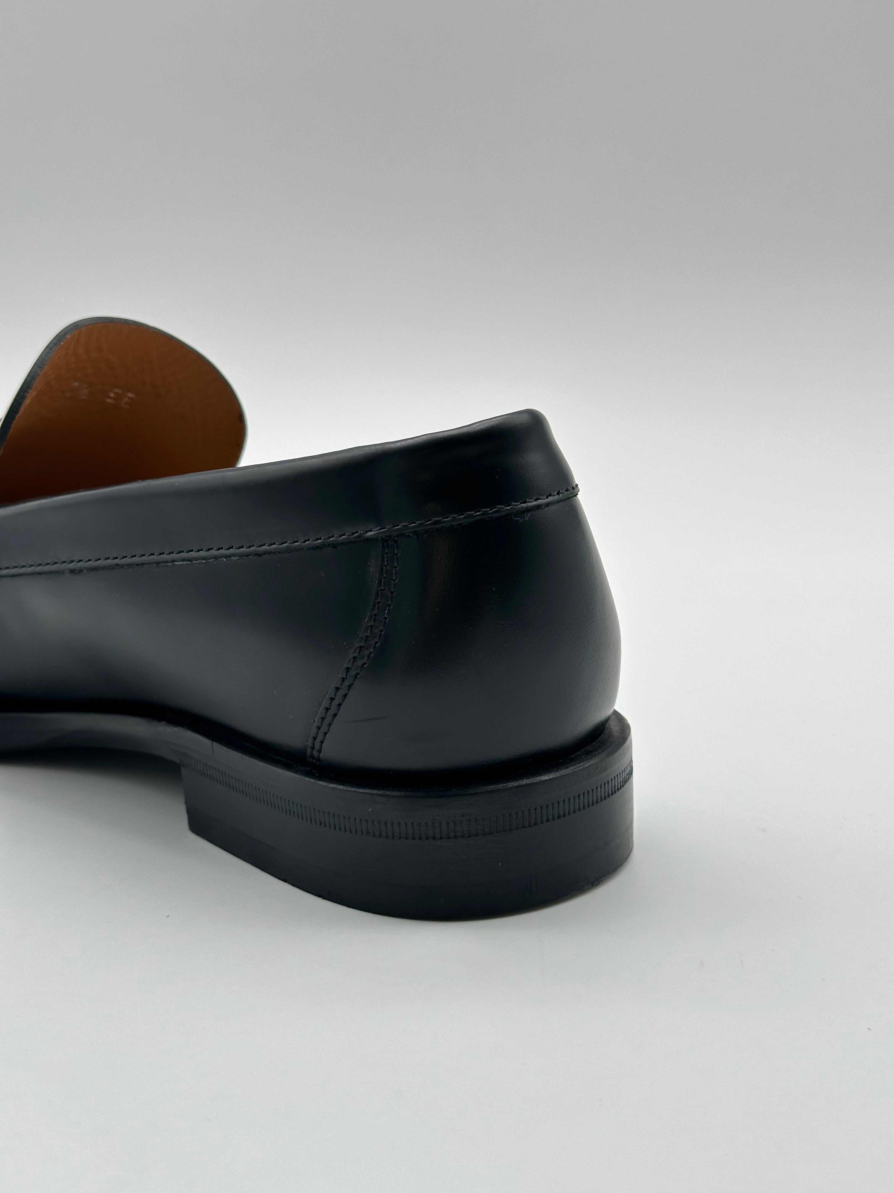 Leather Loafers con punta tonda, logo impresso, tacco a blocco e suola in pelle. Eleganza e comfort in pelle verniciata.