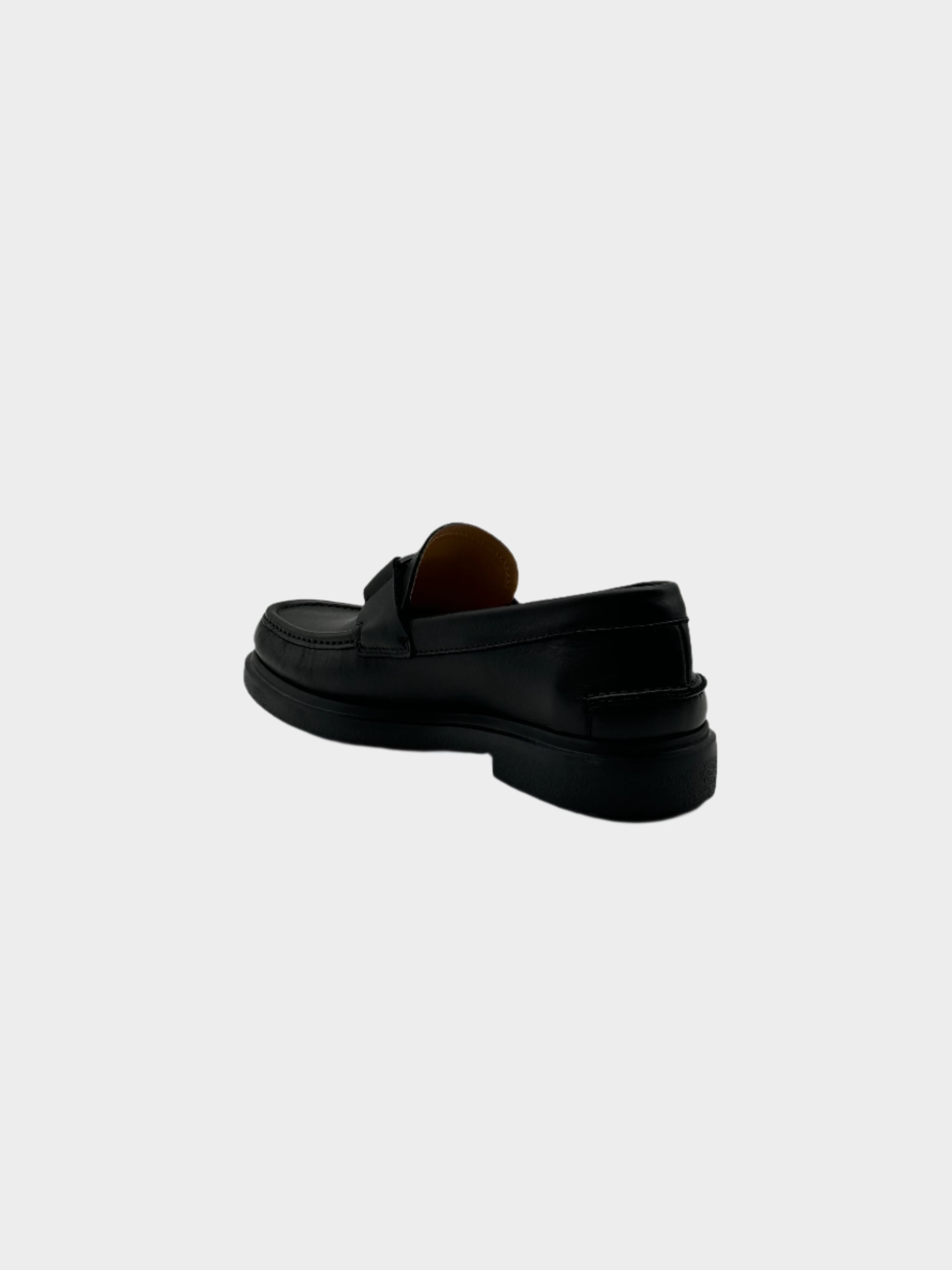 Leather Mocassins con punta tonda, fibbia frontale, tacco a blocco e suola in gomma. Eleganza e comfort in pelle.