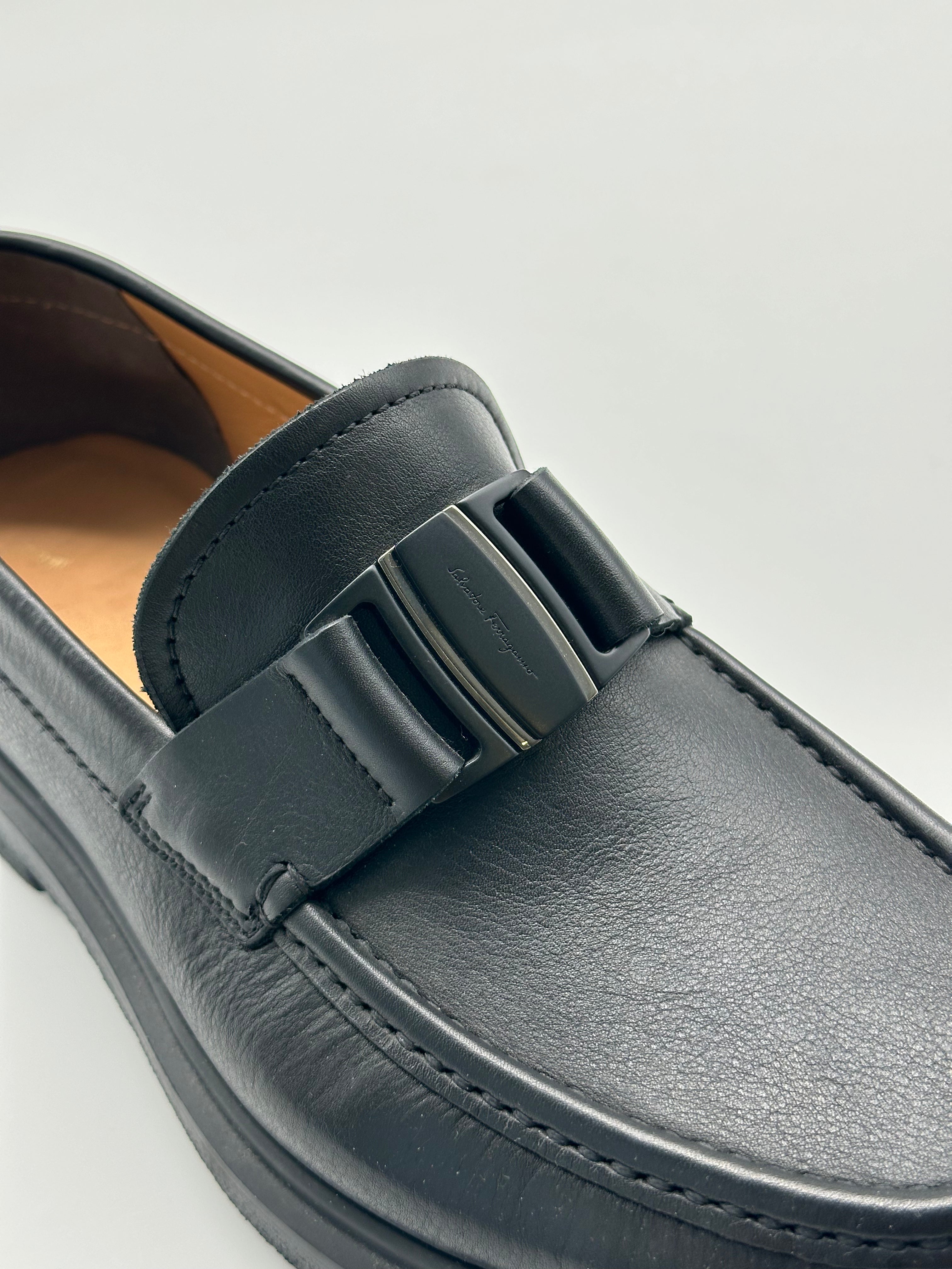 Leather Mocassins con punta tonda, fibbia frontale, tacco a blocco e suola in gomma. Eleganza e comfort in pelle.