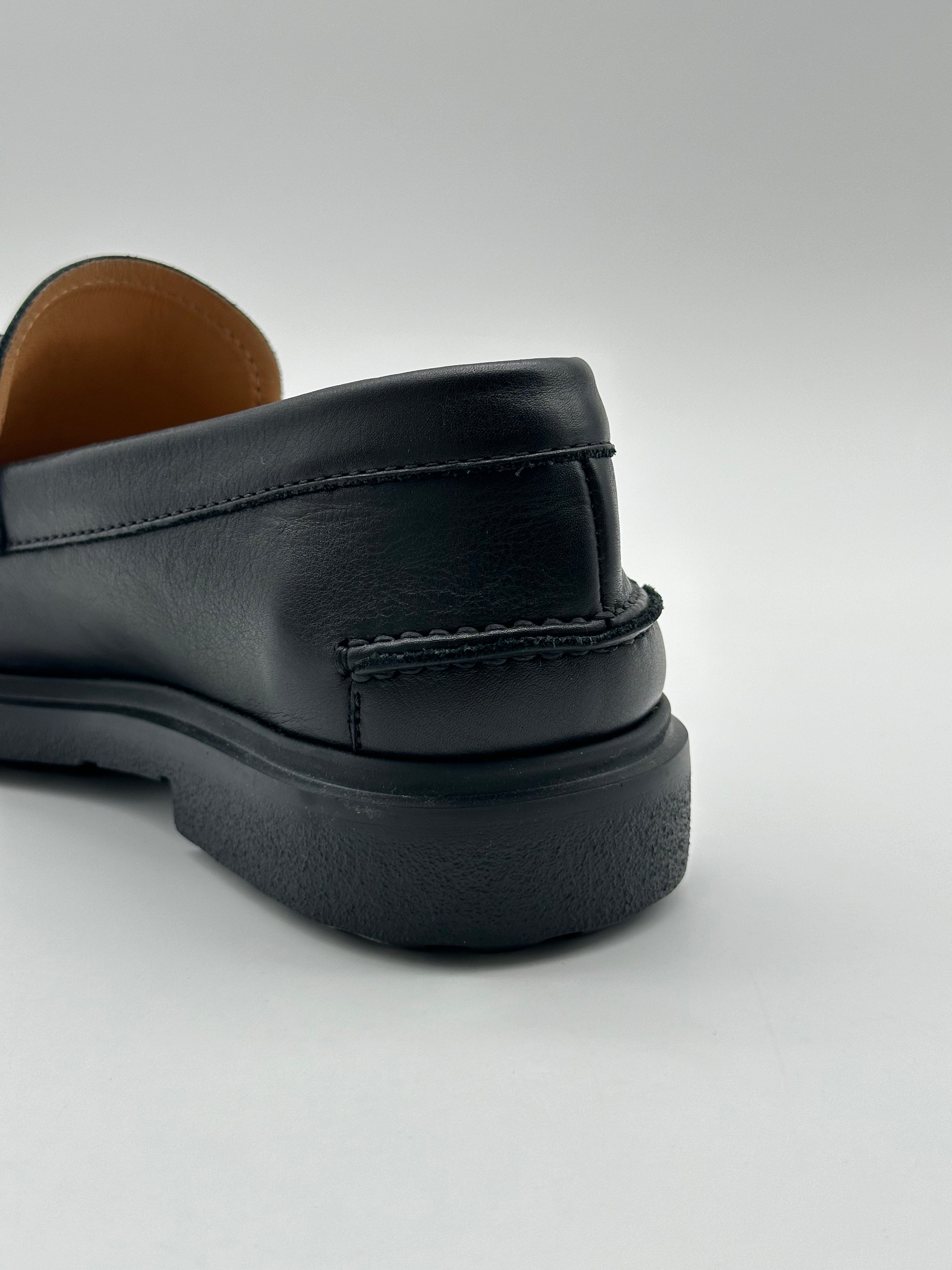 Leather Mocassins con punta tonda, fibbia frontale, tacco a blocco e suola in gomma. Eleganza e comfort in pelle.