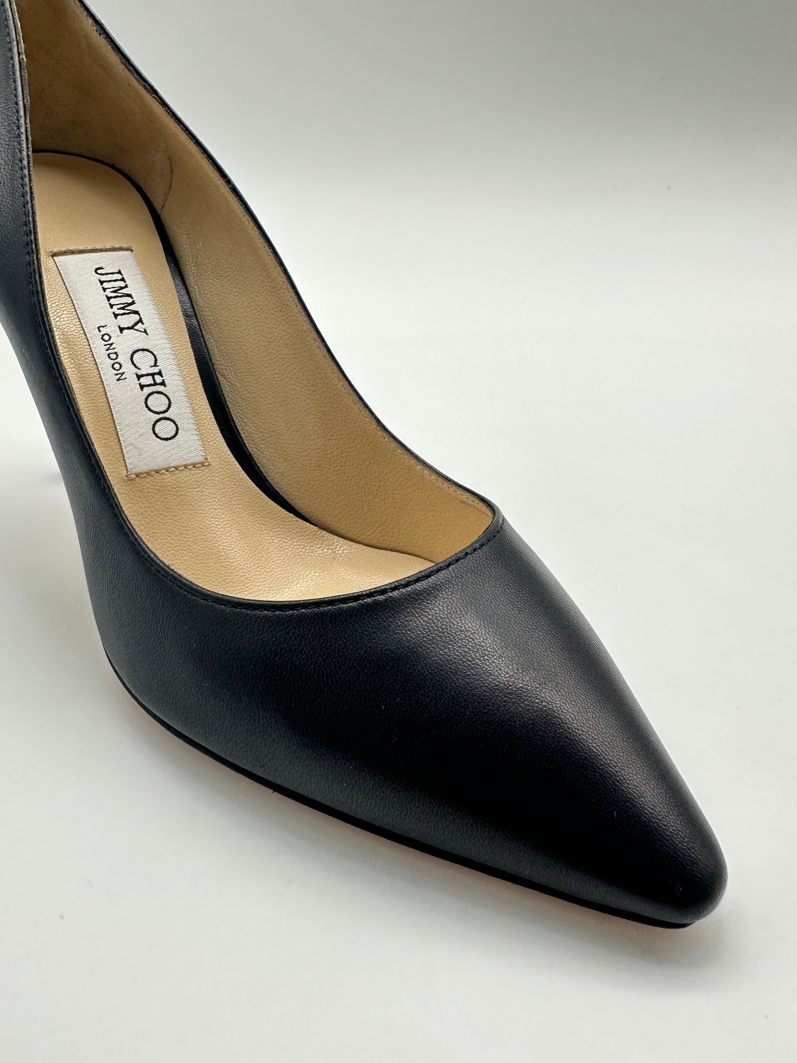 Leather Pumps in pelle opaca con punta affusolata, fodera in pelle e tacco a spillo da 8 cm.