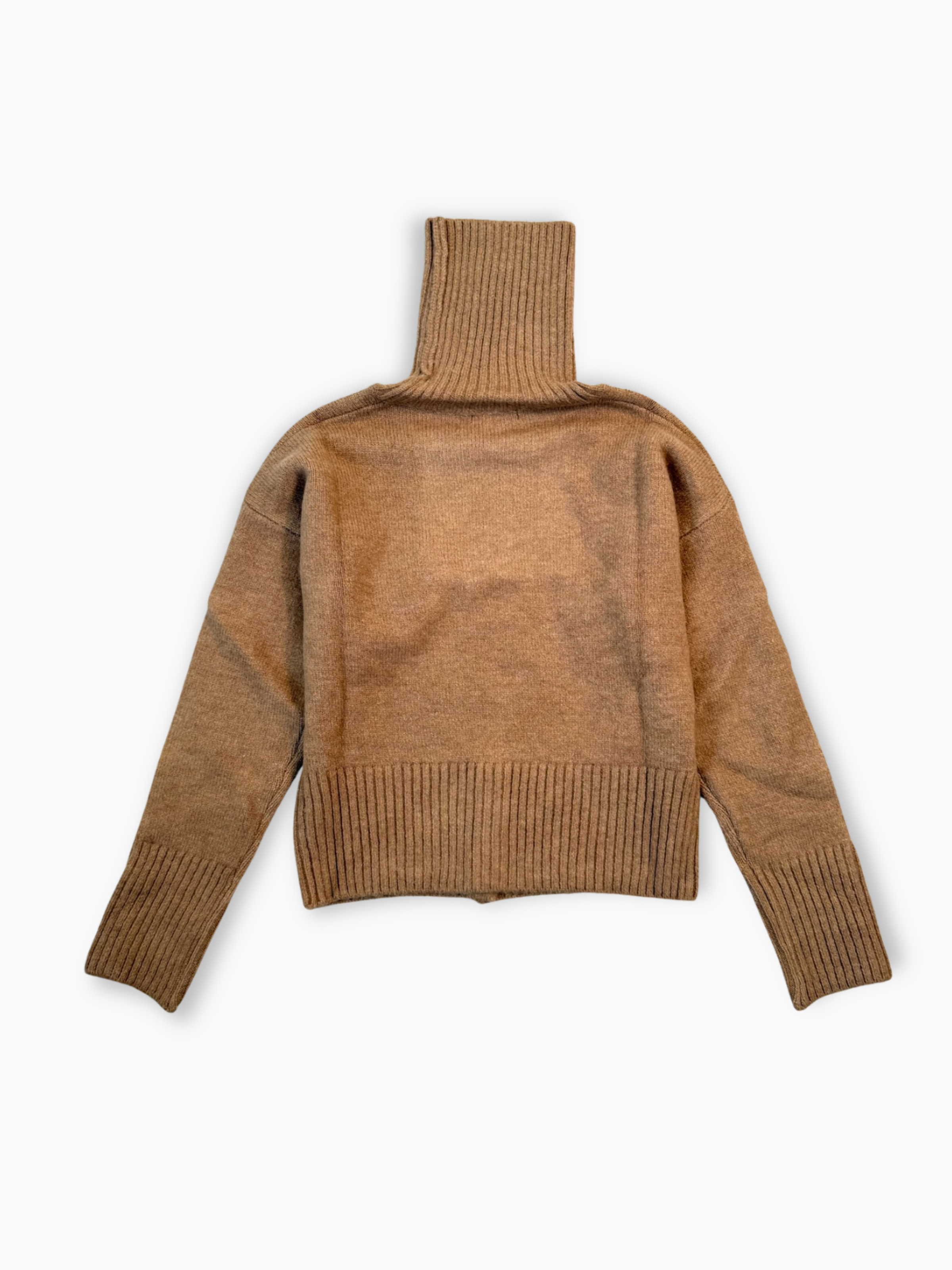 Maglia Hinnominate a collo alto color cammello con bottoni decorativi su fondo e polsini