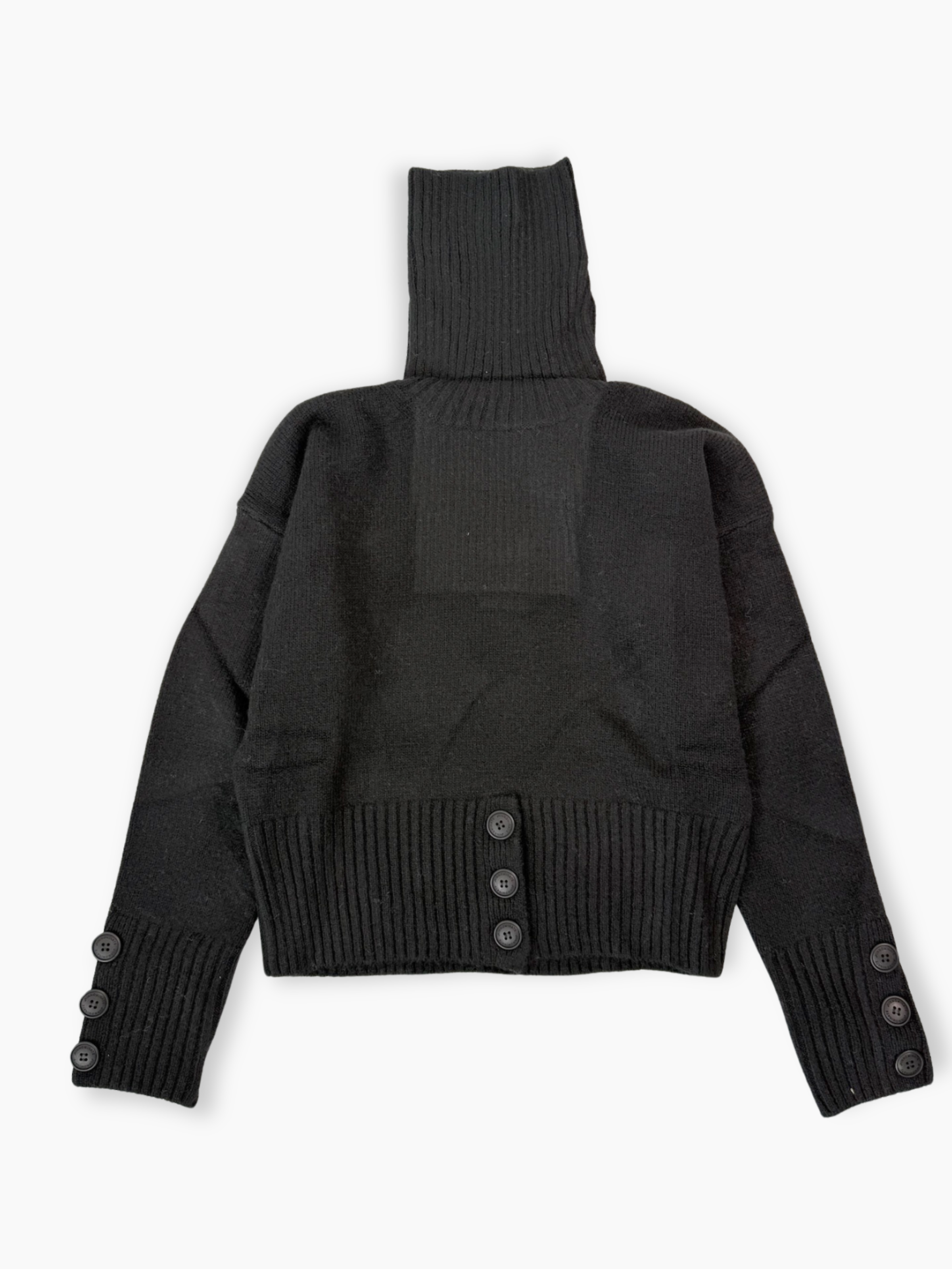 Maglia dolcevita nera Hinnominate con collo alto e bottoni decorativi su fondo e maniche
