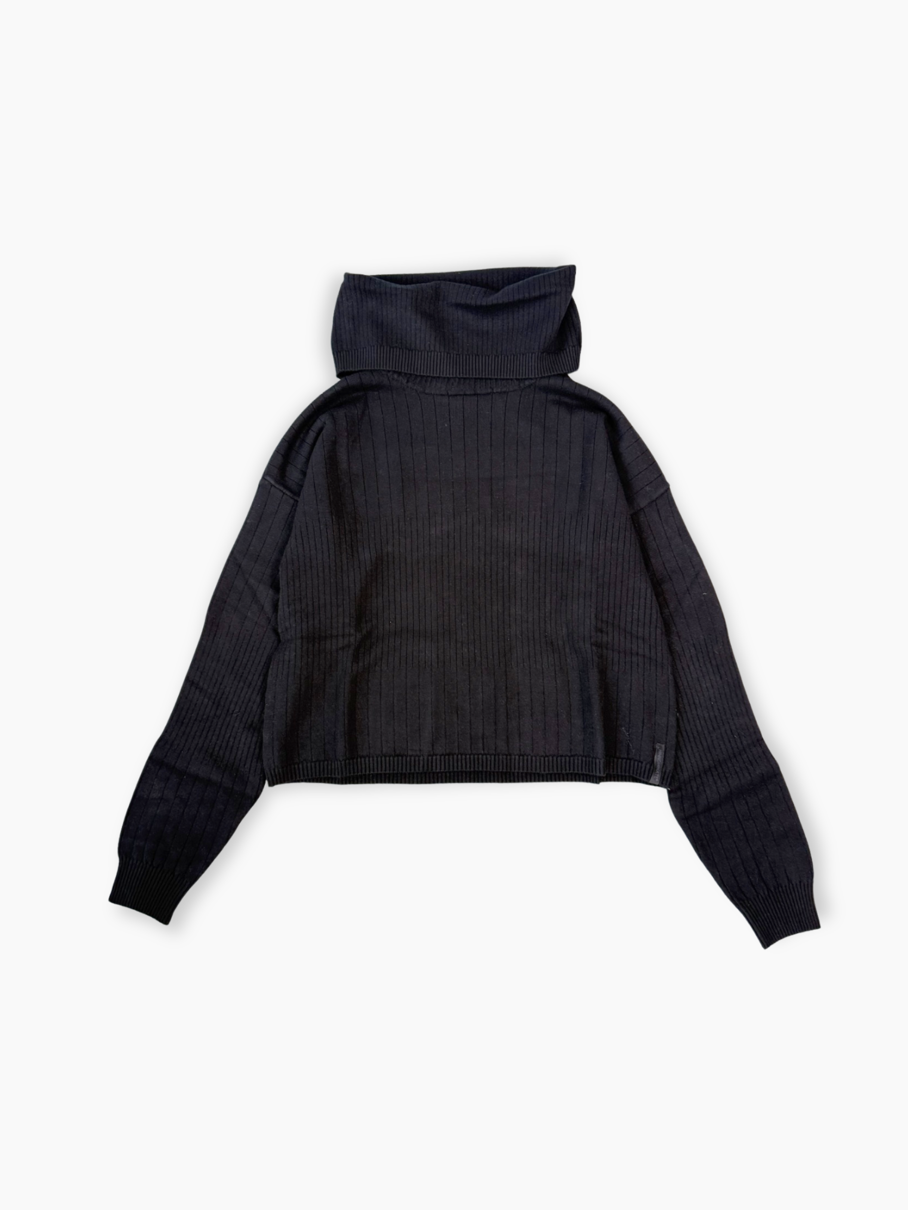 Maglia nera Hinnominate a costina mossa con collo alto e maniche lunghe
