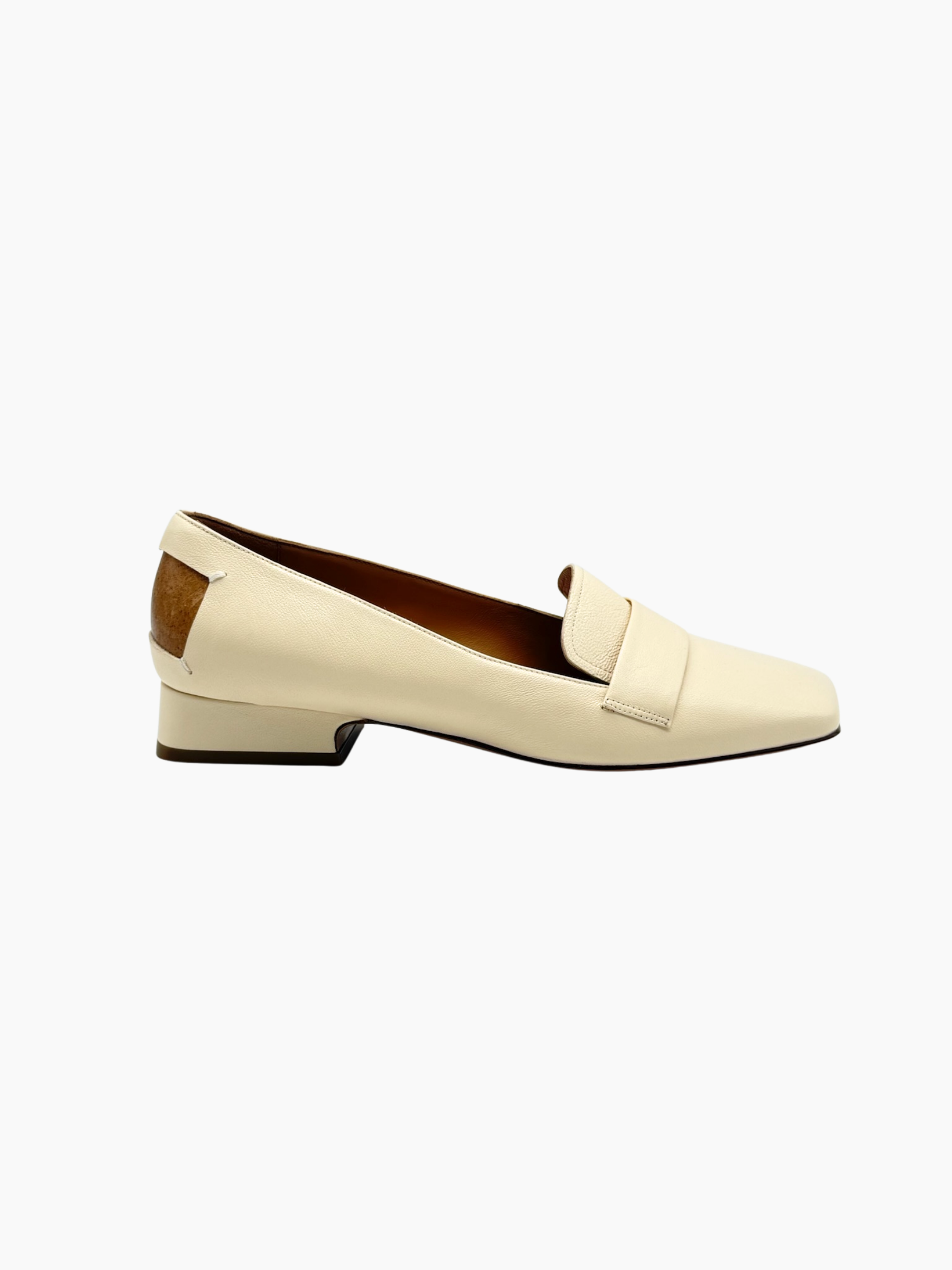 Mocassini bassi Maison Margiela in pelle beige con tallone a contrasto visti di lato