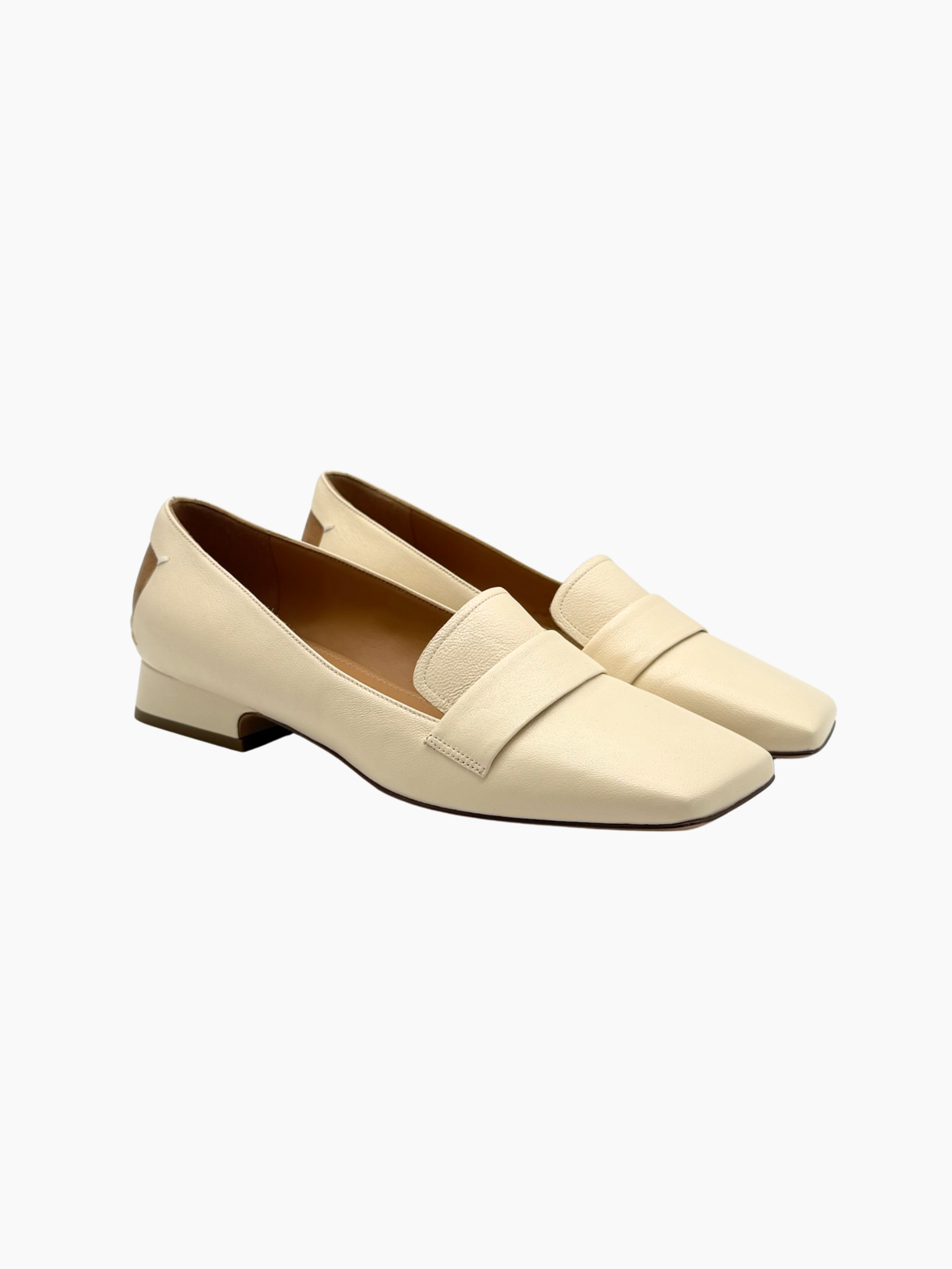 Mocassini bassi Maison Margiela in pelle beige con tallone a contrasto visti di lato