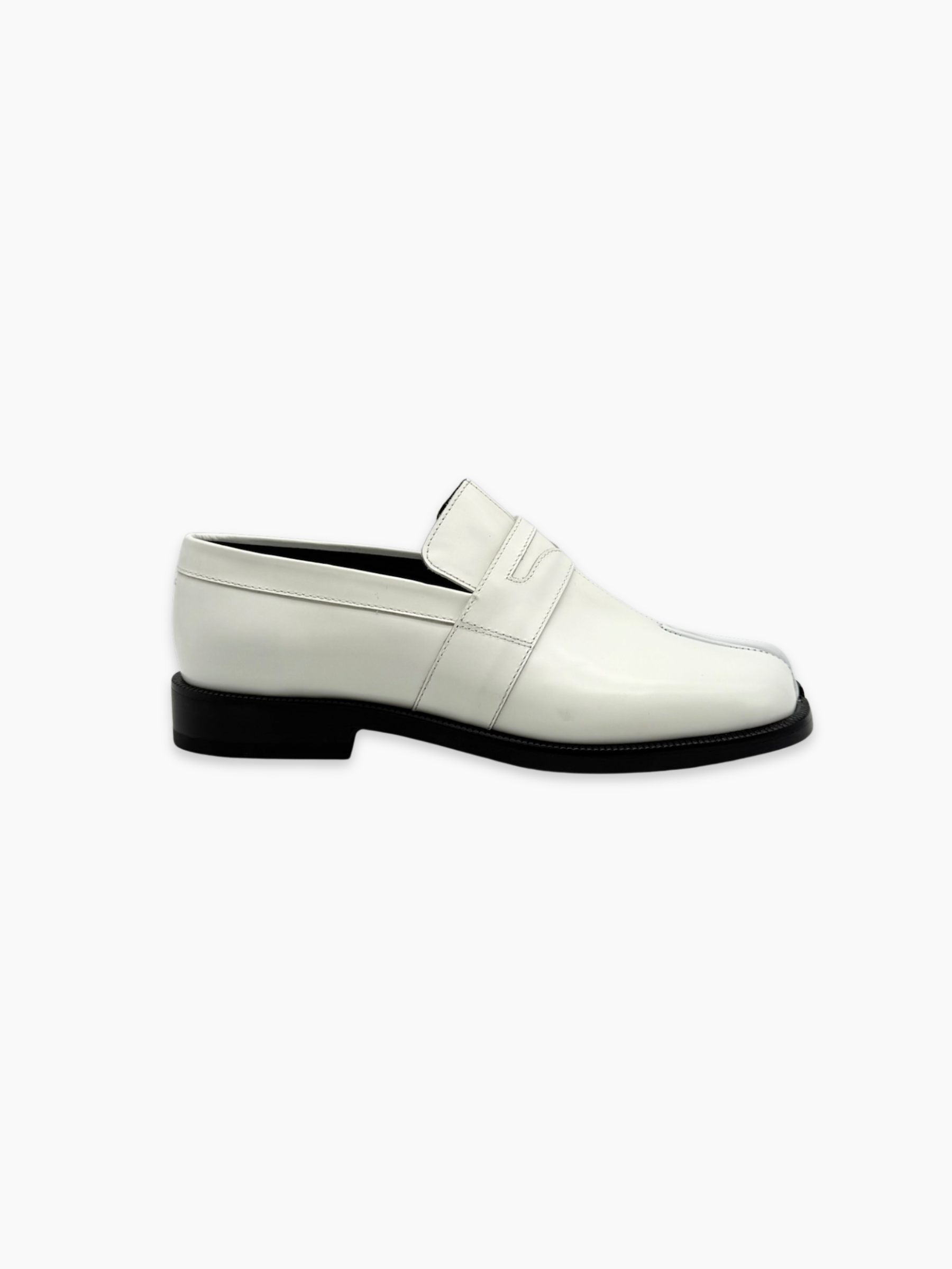 Mocassini Maison Margiela bianchi con punta Tabi visti di lato