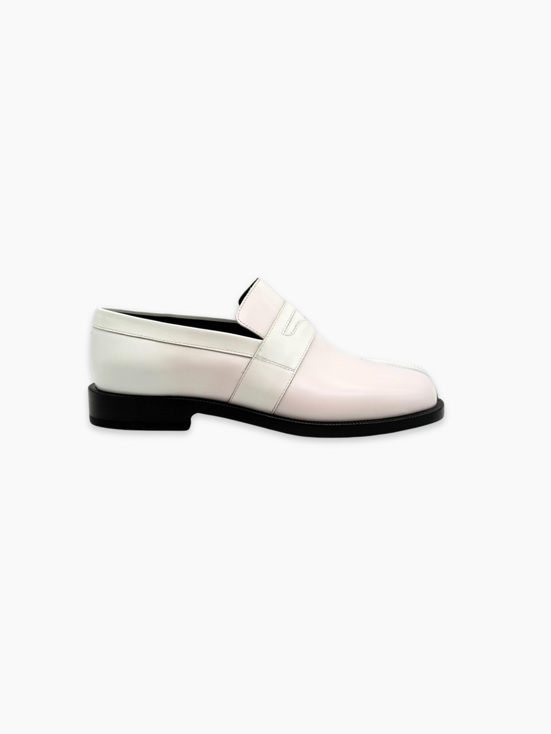 Mocassini bicolore Maison Margiela con punta Tabi rosa e bianca vista laterale