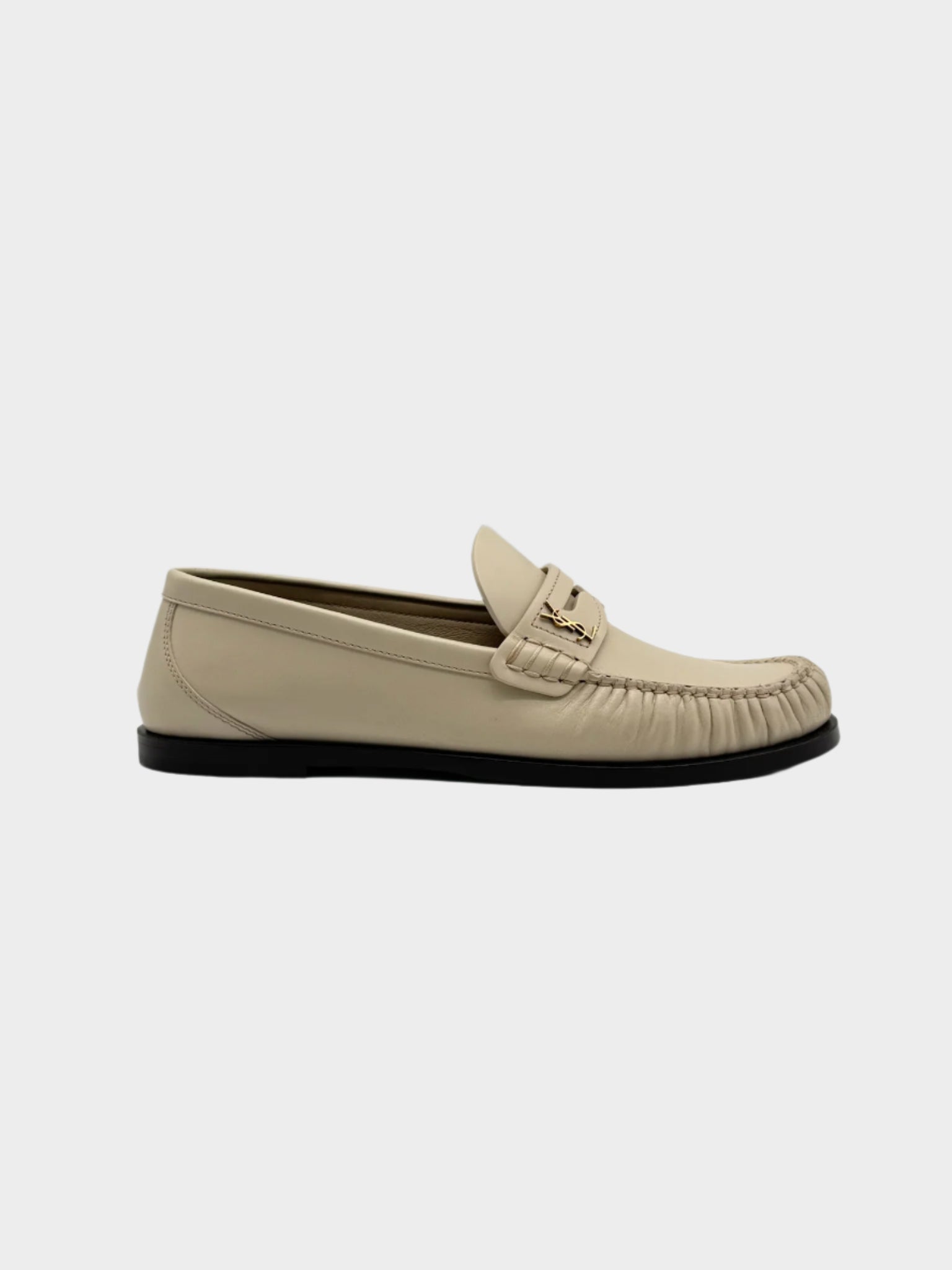 Mocassini Saint Laurent beige in pelle con dettaglio logo YSL dorato vista laterale