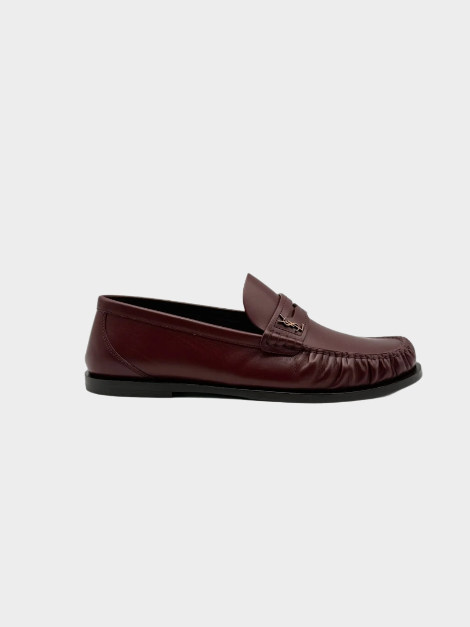 Mocassini Saint Laurent bordeaux in pelle con dettaglio logo YSL dorato vista laterale