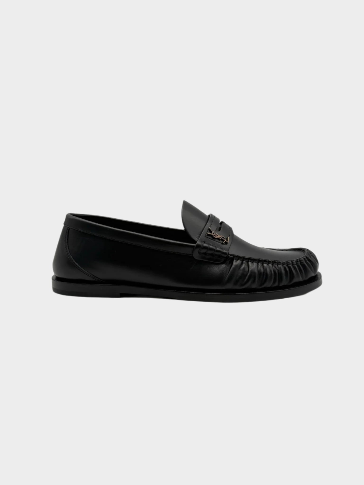 Mocassini Saint Laurent neri in pelle con dettaglio logo YSL dorato vista laterale