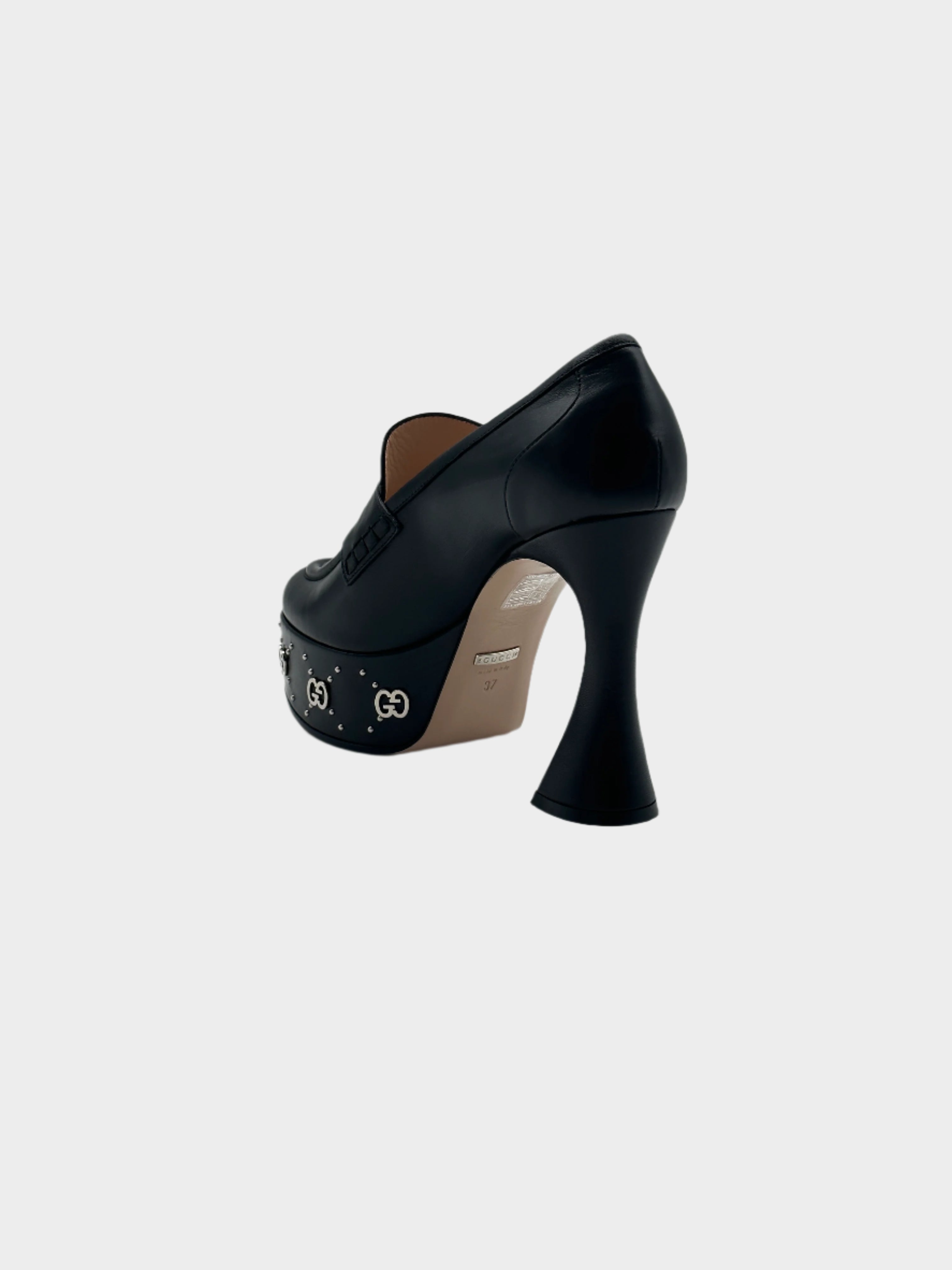 Monogram Plateau Heels con punta arrotondata, motivo metallico monogramma e tacco da 11,5 cm. Eleganza e lusso.