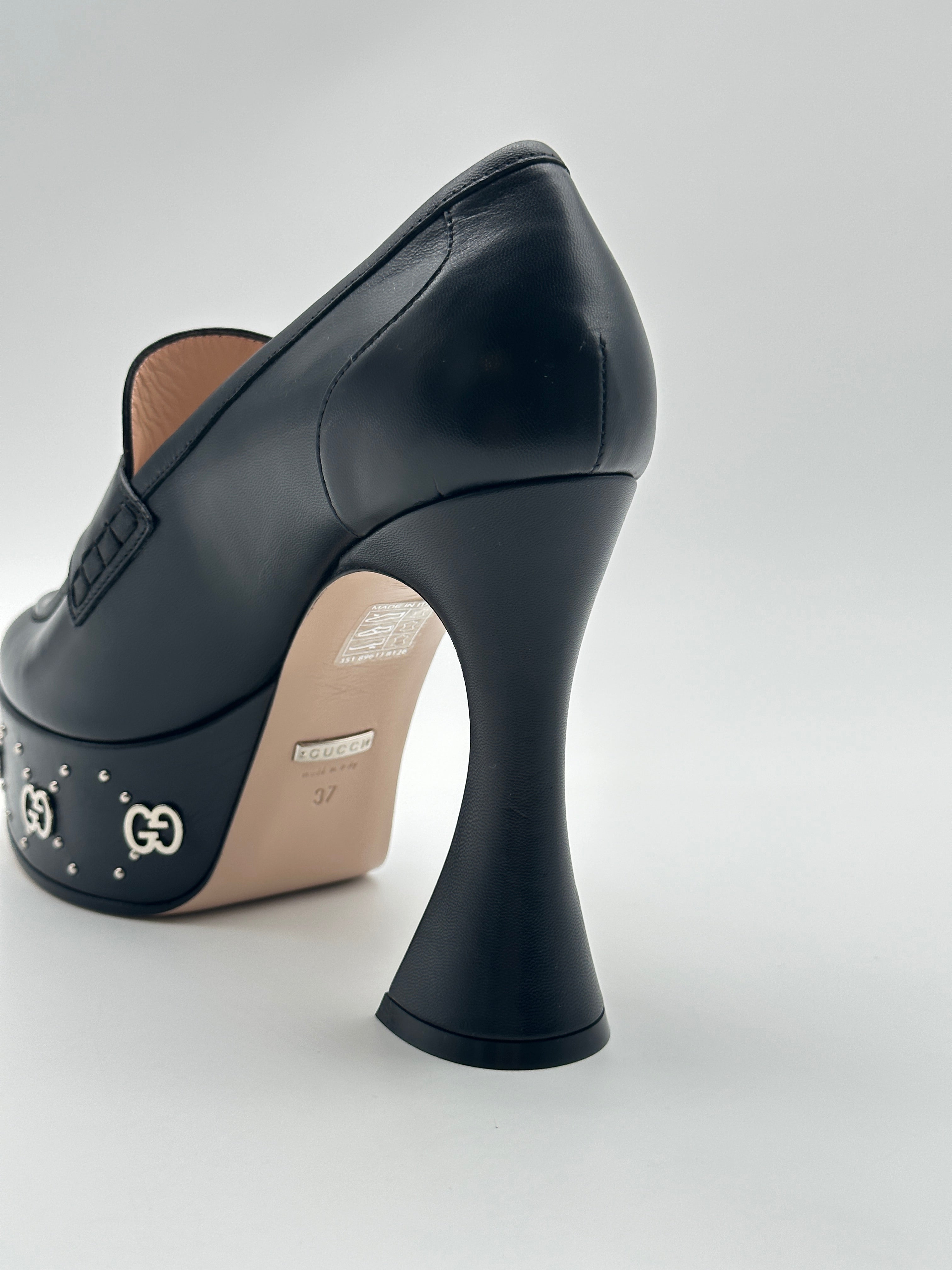 Monogram Plateau Heels con punta arrotondata, motivo metallico monogramma e tacco da 11,5 cm. Eleganza e lusso.