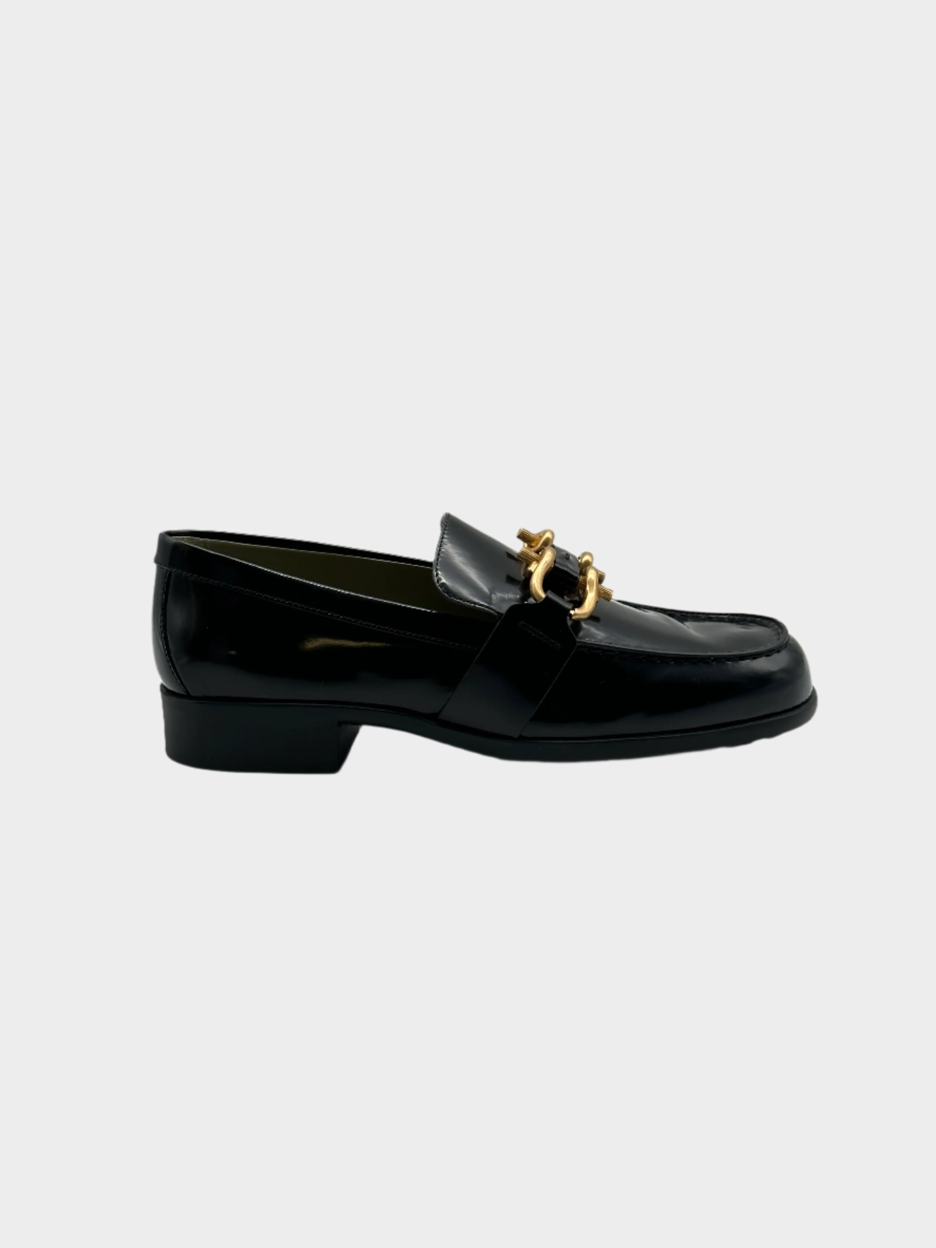 Monsieur Loafers in pelle lucida con punta arrotondata, fibbia dorata e tacco a blocco. Stile sofisticato ed elegante.