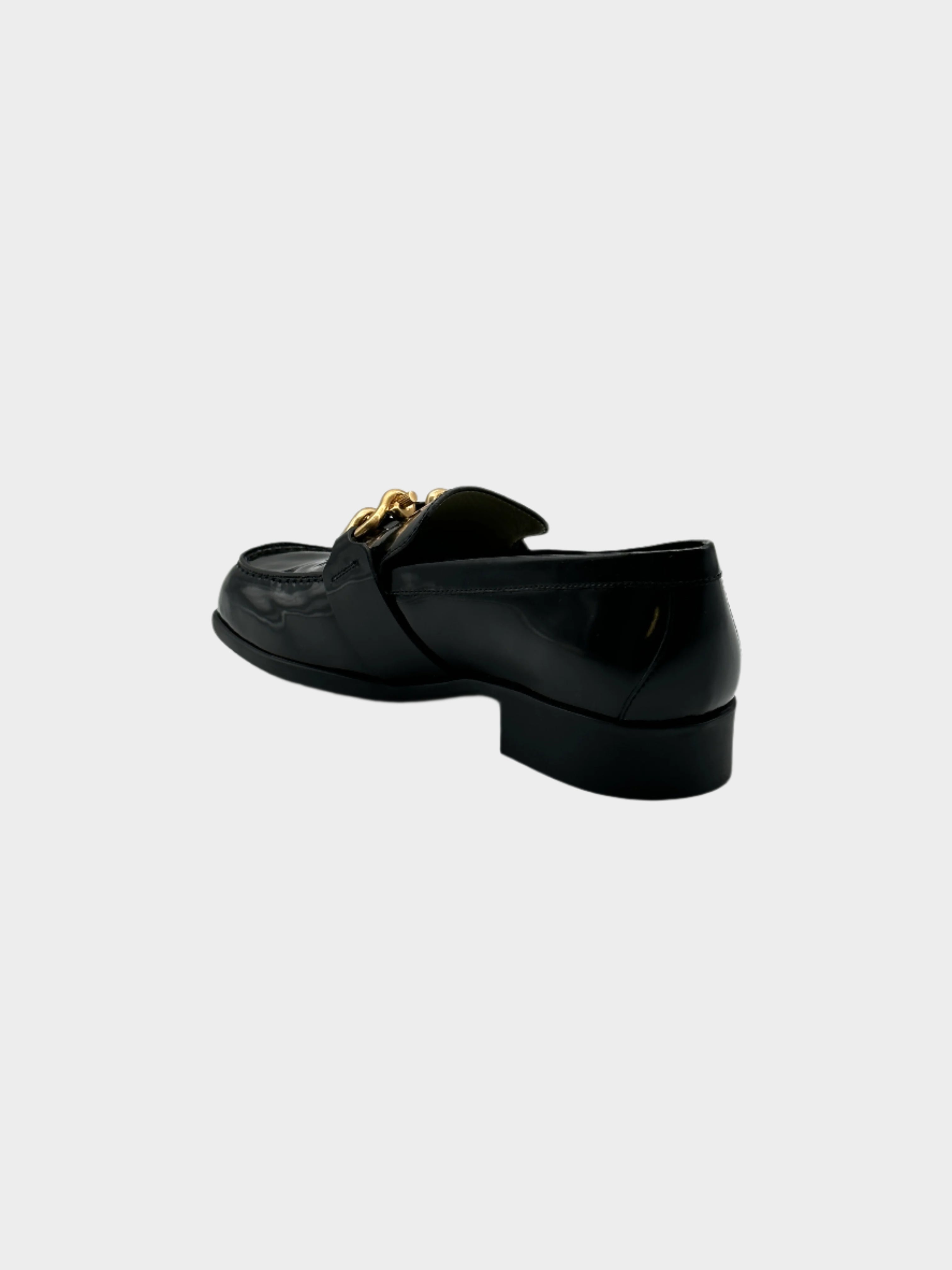 Monsieur Loafers in pelle lucida con punta arrotondata, fibbia dorata e tacco a blocco. Stile sofisticato ed elegante.