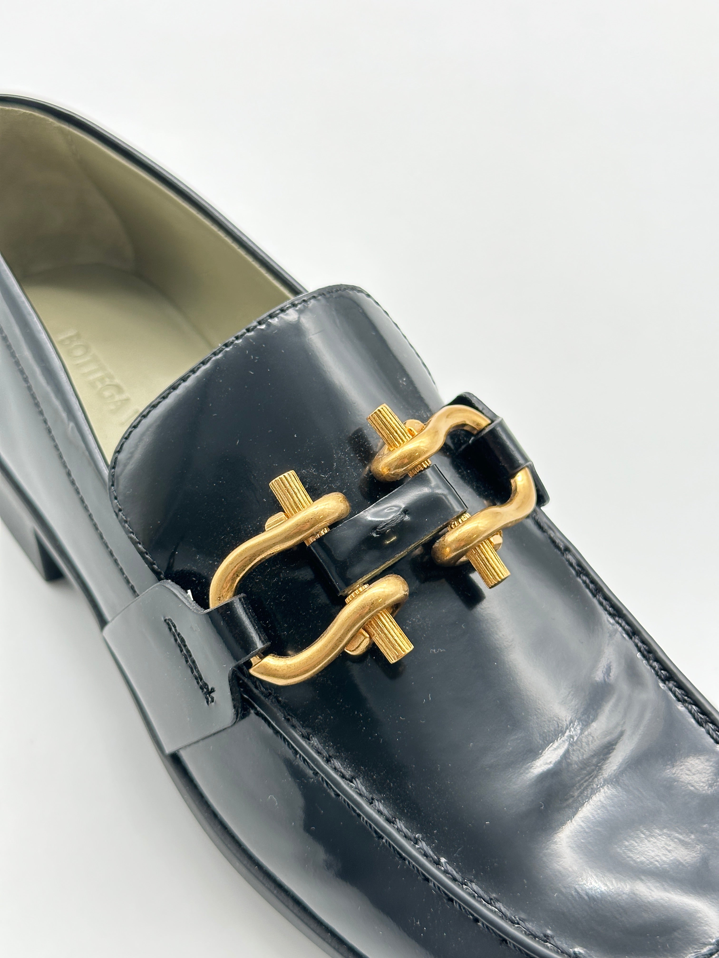 Monsieur Loafers in pelle lucida con punta arrotondata, fibbia dorata e tacco a blocco. Stile sofisticato ed elegante.