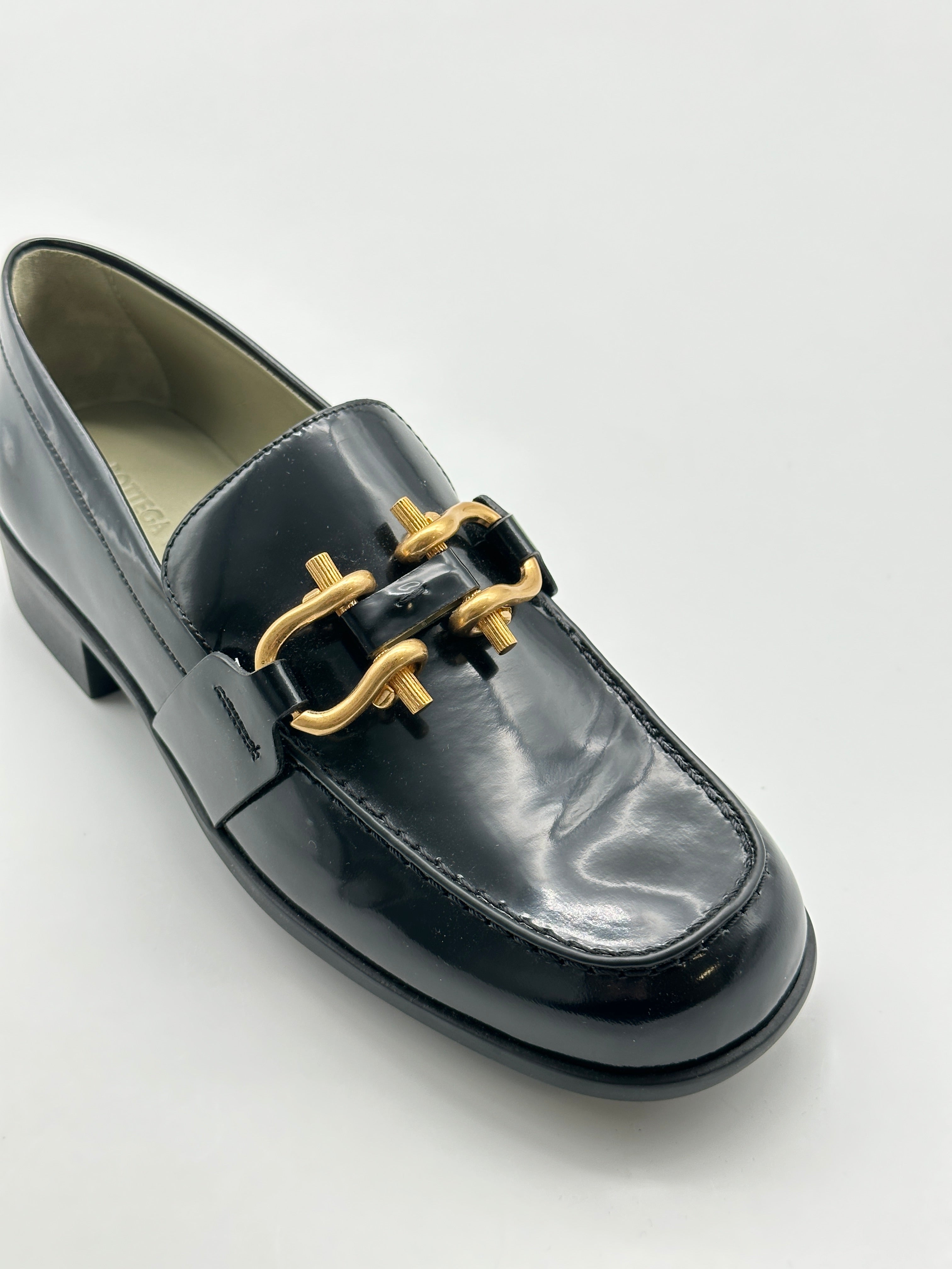 Monsieur Loafers in pelle lucida con punta arrotondata, fibbia dorata e tacco a blocco. Stile sofisticato ed elegante.