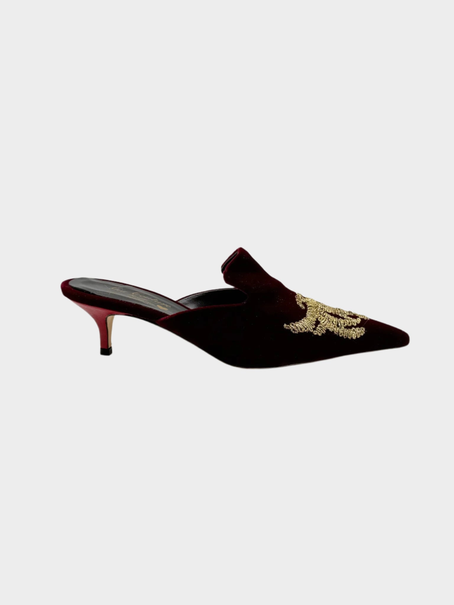 Mules Gia Couture in velluto bordeaux con ricamo dorato e tacco basso vista laterale