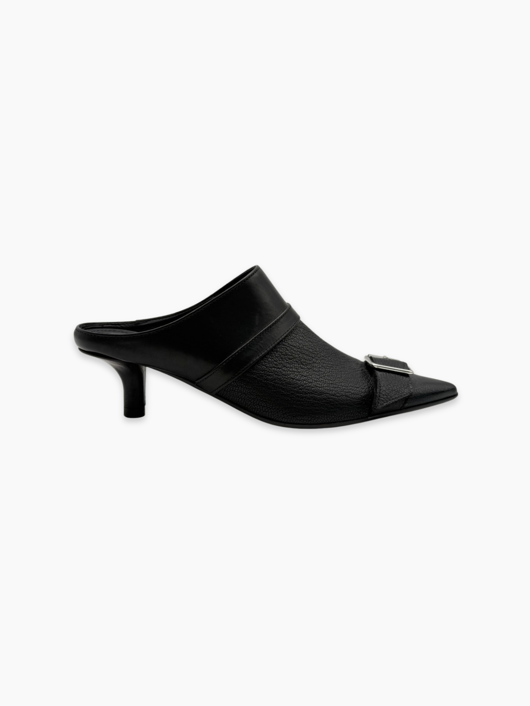 Mules Maison Margiela in pelle nera con fibbia e tacco kitten viste laterali
