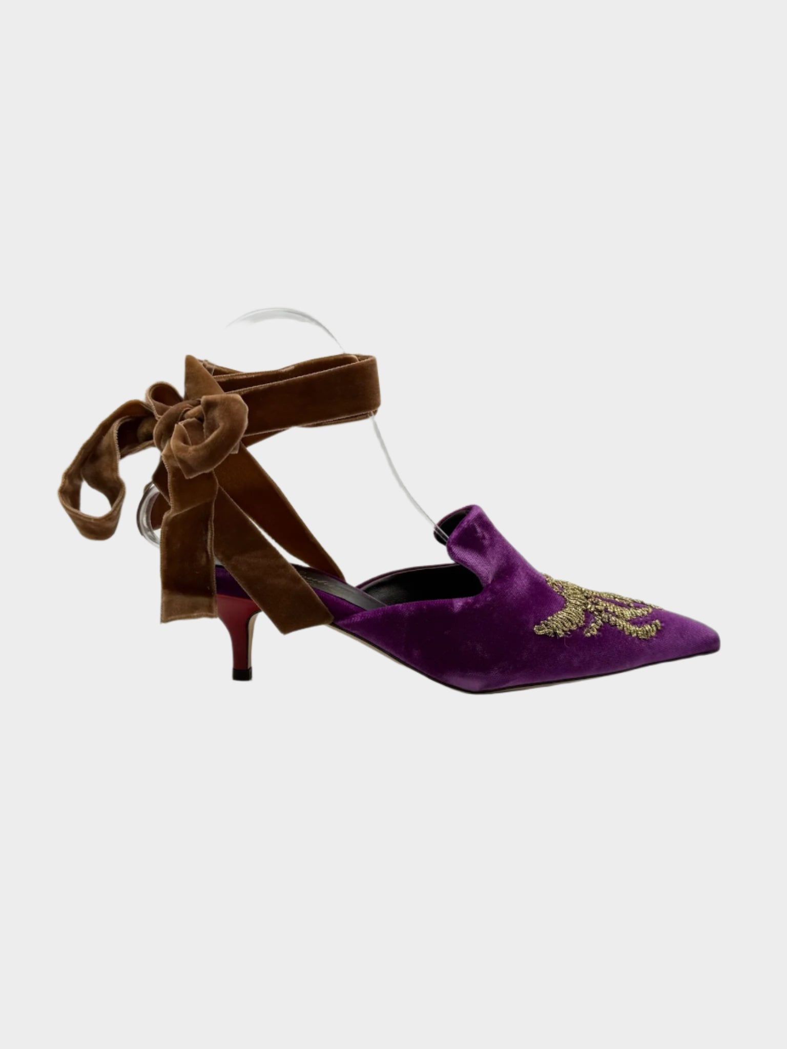 Mules in velluto viola con ricamo dorato e cinturino marrone Gia Couture vista laterale