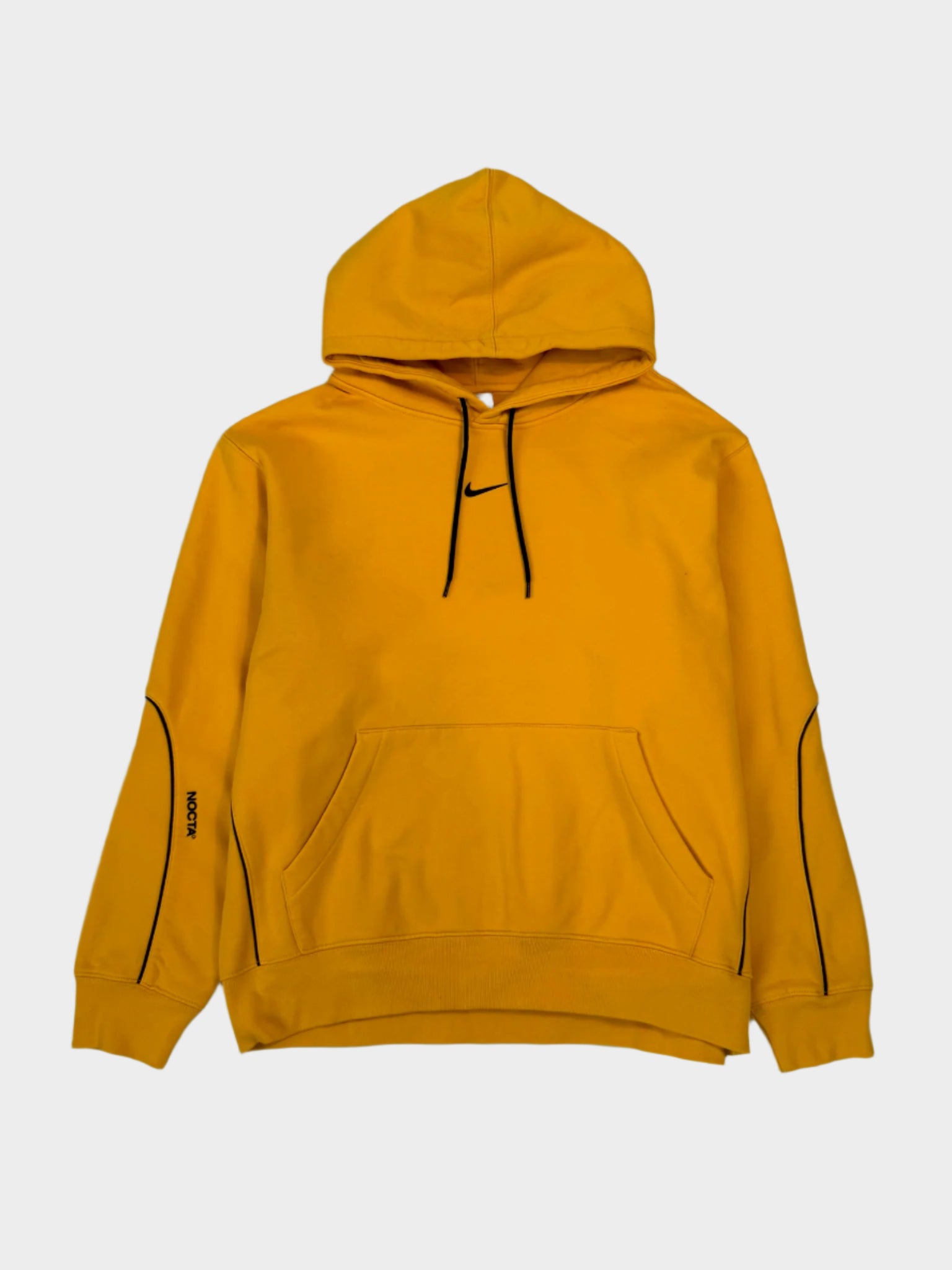 Vista frontale della felpa gialla Nike x NOCTA con cappuccio
