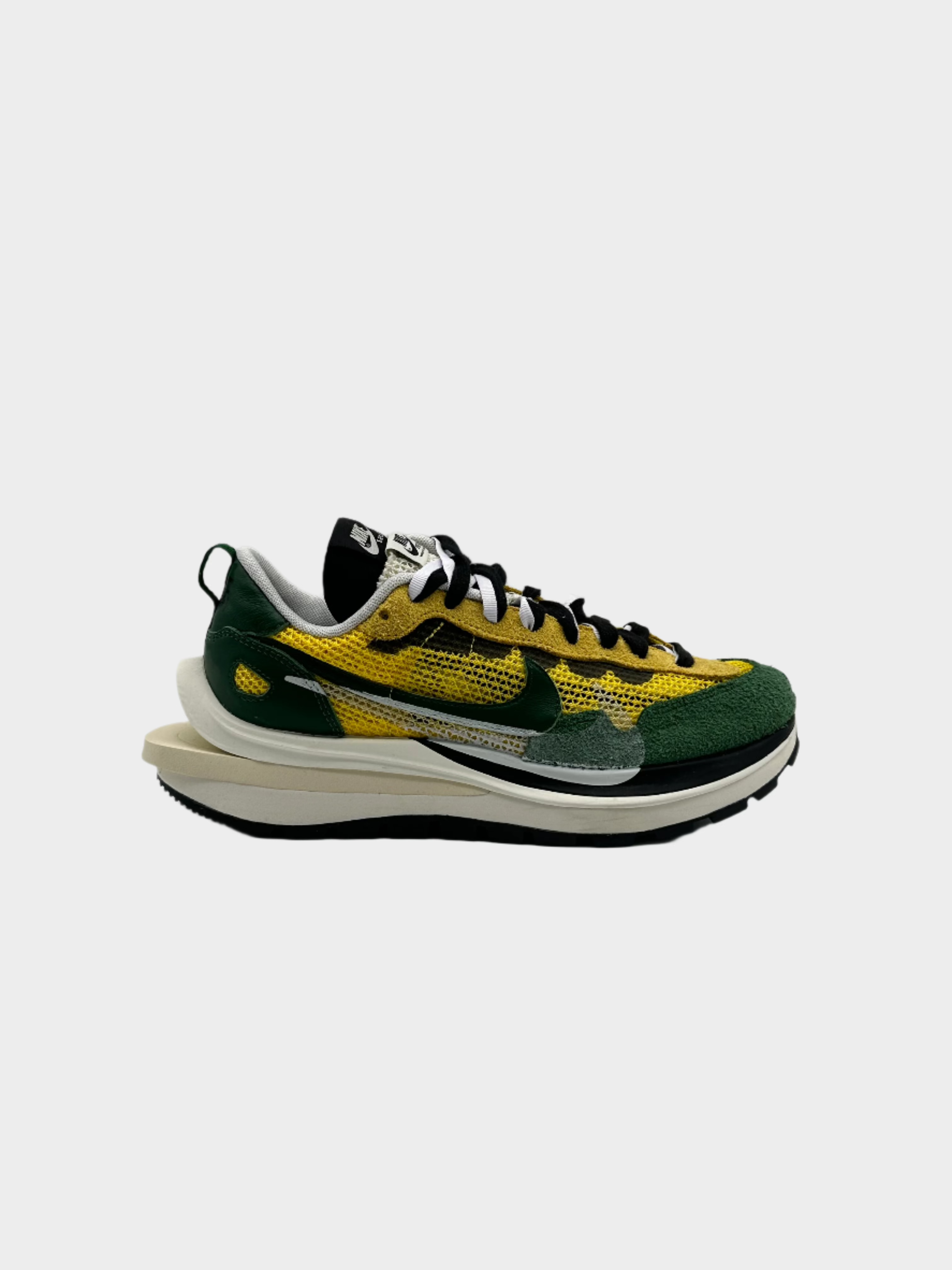Sneakers Nike Vaporwaffle Sacai gialle e verdi con doppio Swoosh e suola waffle


