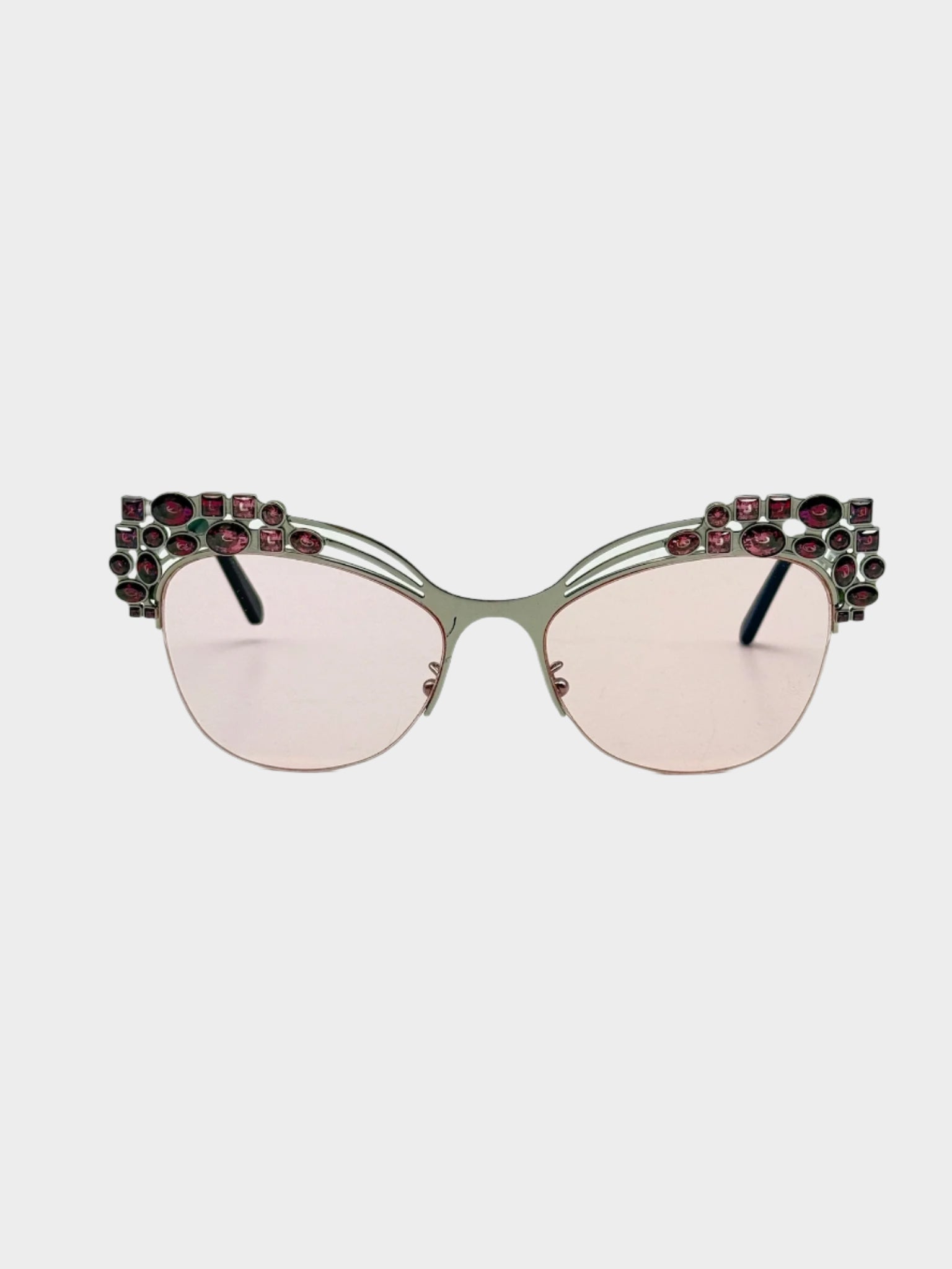 Occhiali da sole Philipp Plein argento con lenti rosa e dettagli gioiello visti frontalmente