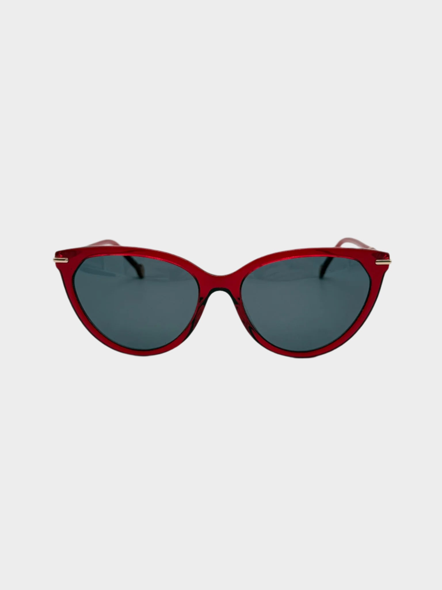 Occhiali da sole Carolina Herrera cat-eye con montatura rossa lucida e lenti nere visti frontalmente