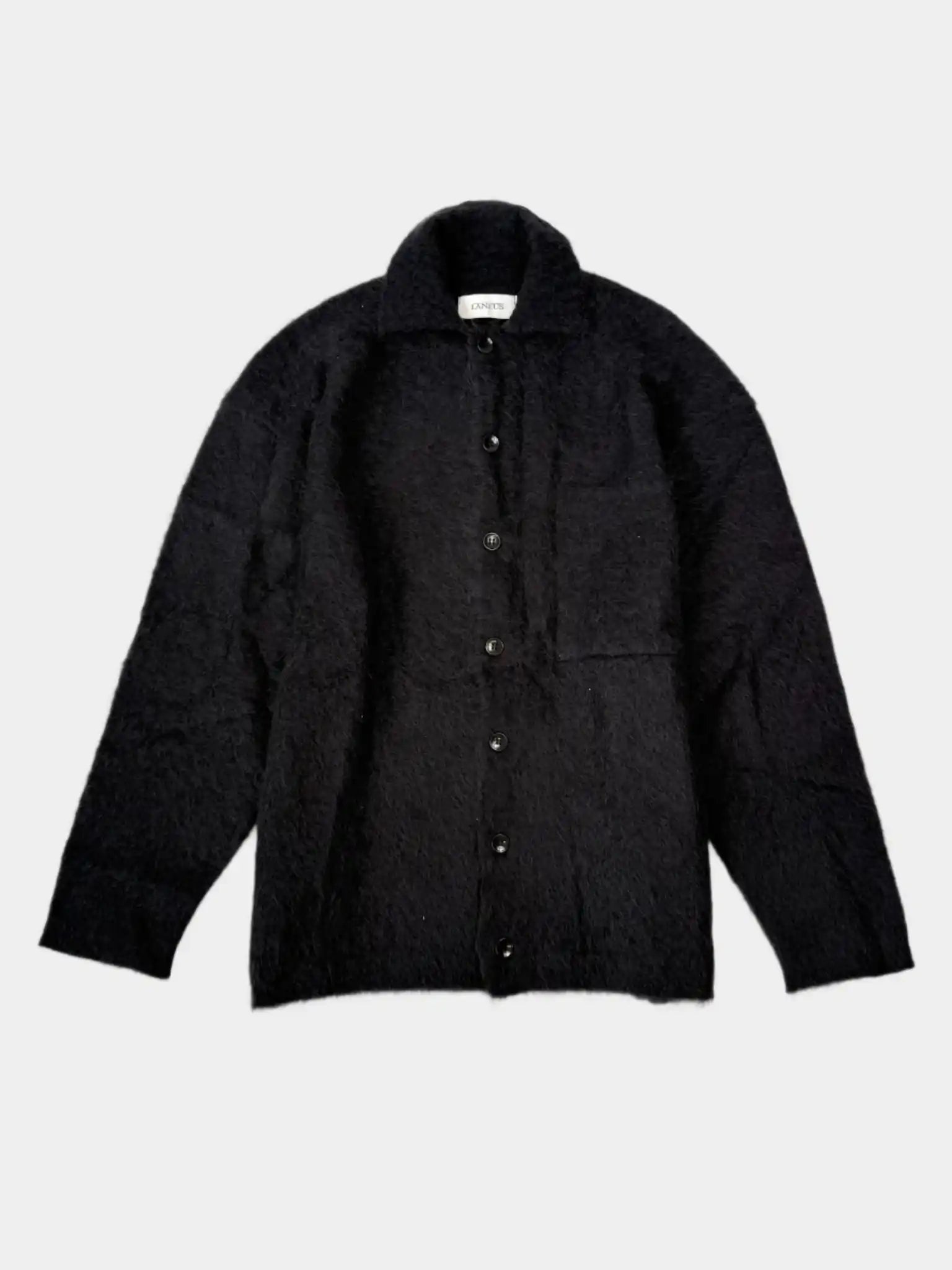 Vista frontale dell’overshirt Laneus nera in maglia pelosa