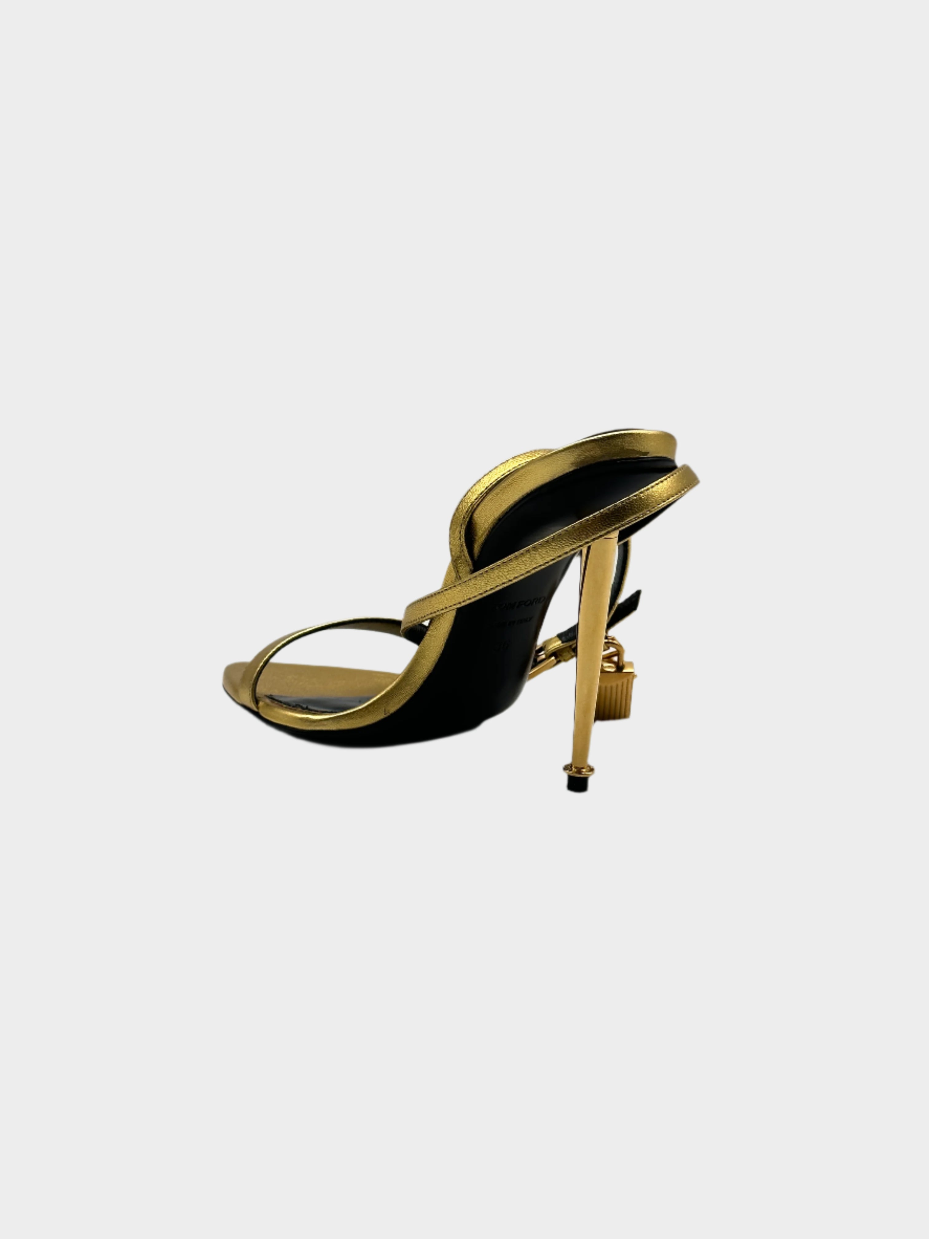 Padlock Golden Heels con punta aperta, cinturino regolabile, lucchetto dorato e tacco a spillo dorato da 9 cm. Design esclusivo.