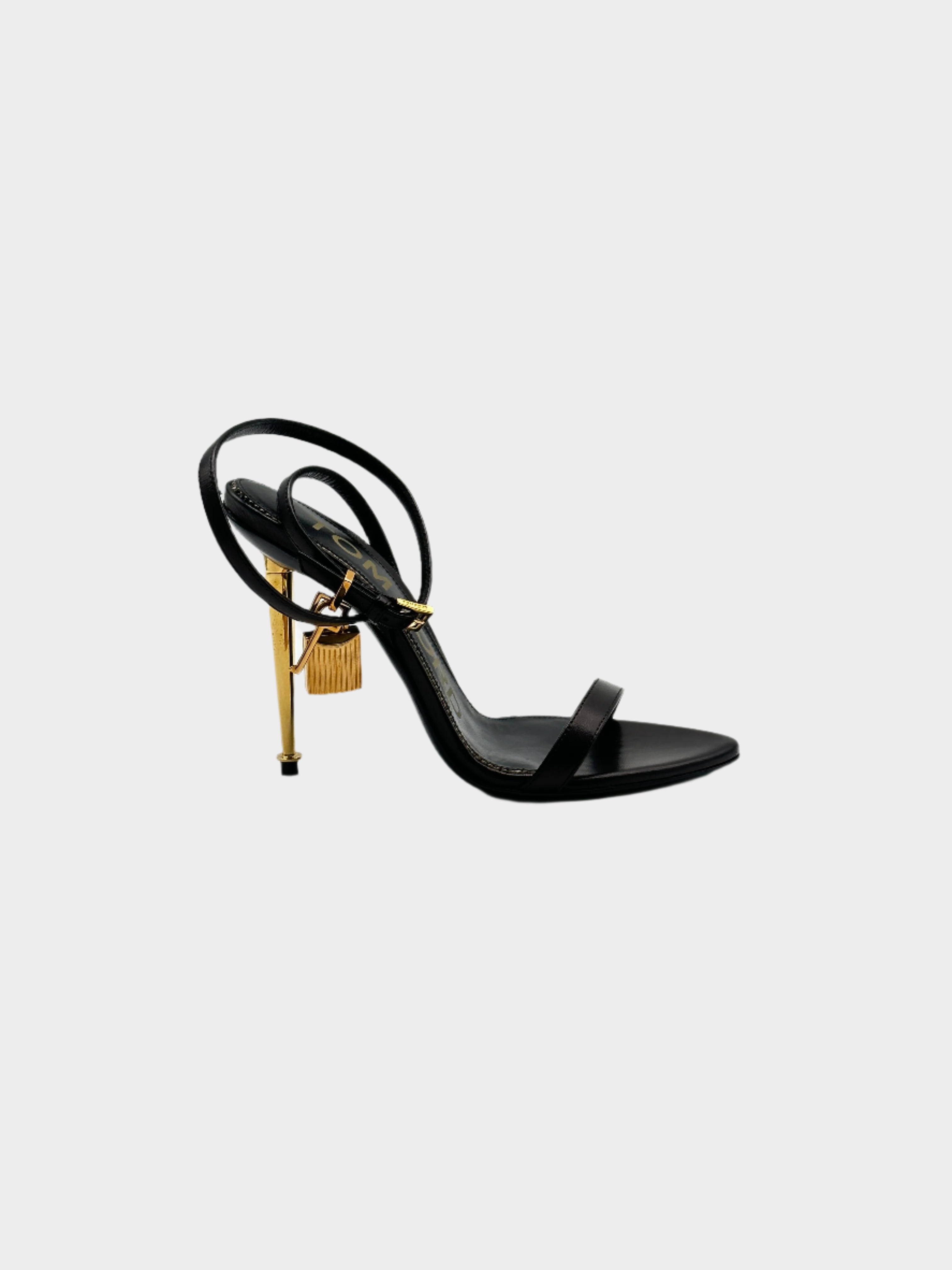 Padlock Heels con punta aperta, cinturino regolabile, lucchetto dorato e tacco a spillo dorato da 9 cm. Eleganza raffinata.