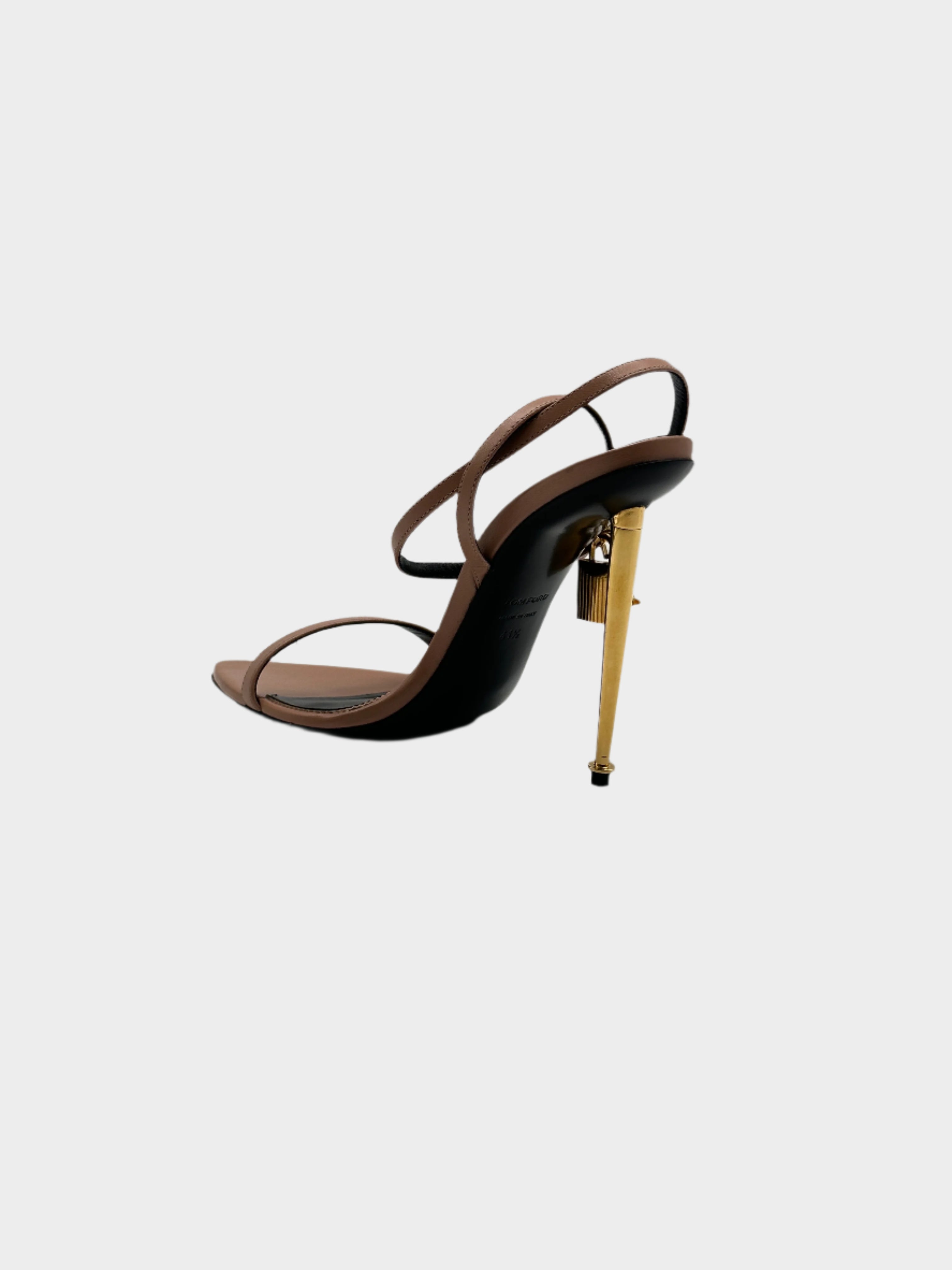 Padlock Nude Heels con punta aperta, cinturino regolabile, lucchetto dorato e tacco a spillo dorato da 9 cm. Design esclusivo.