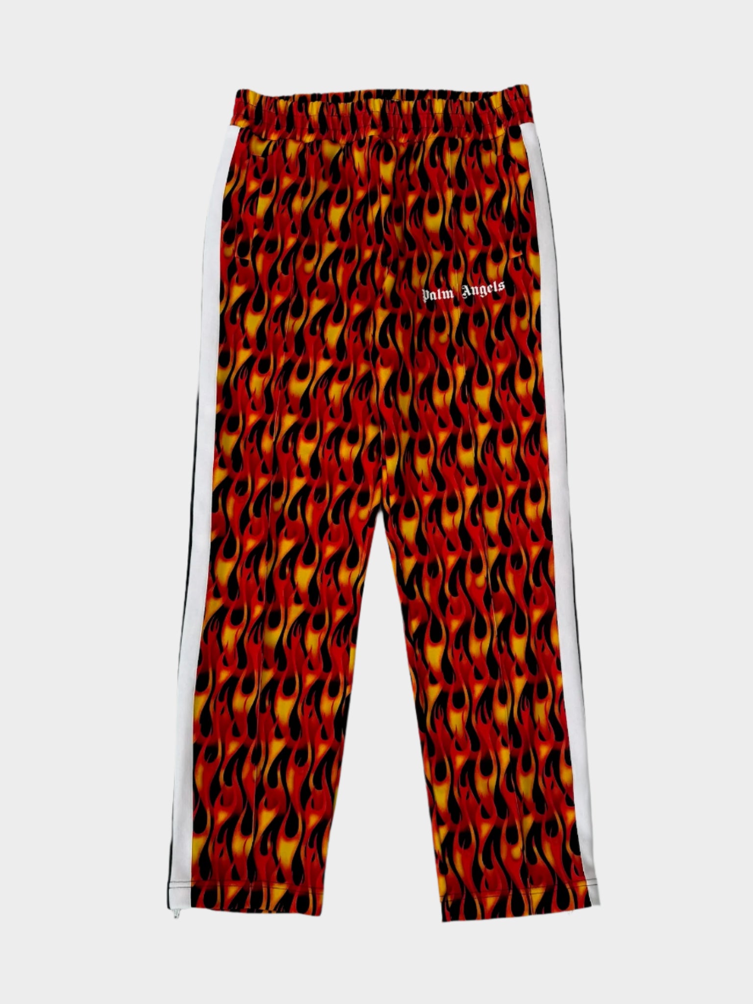 Vista frontale dei pantaloni Palm Angels con stampa a fiamme e bande laterali