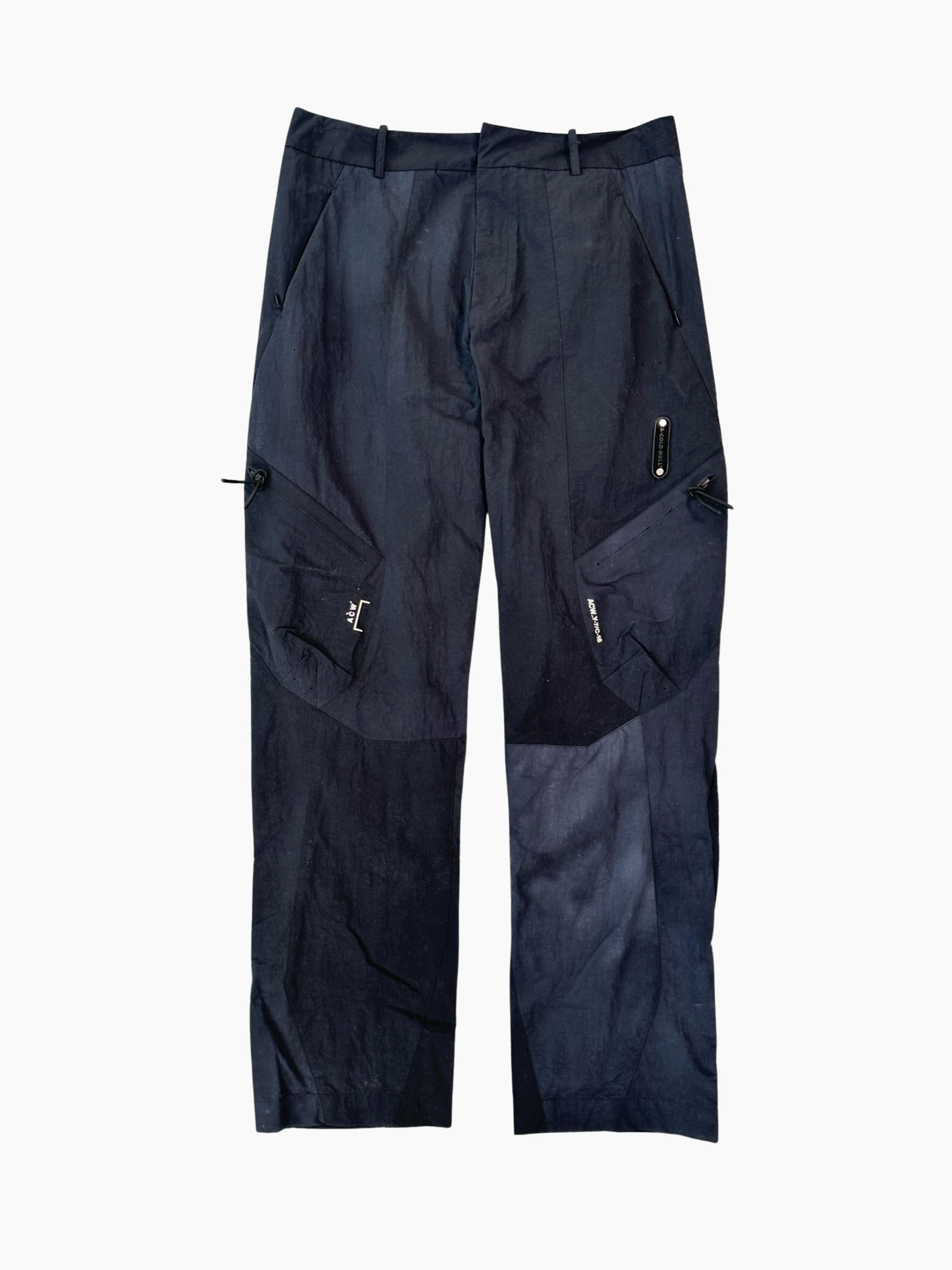 Pantalone tecnico nero A-COLD-WALL con cuciture geometriche e design asimmetrico vista frontale