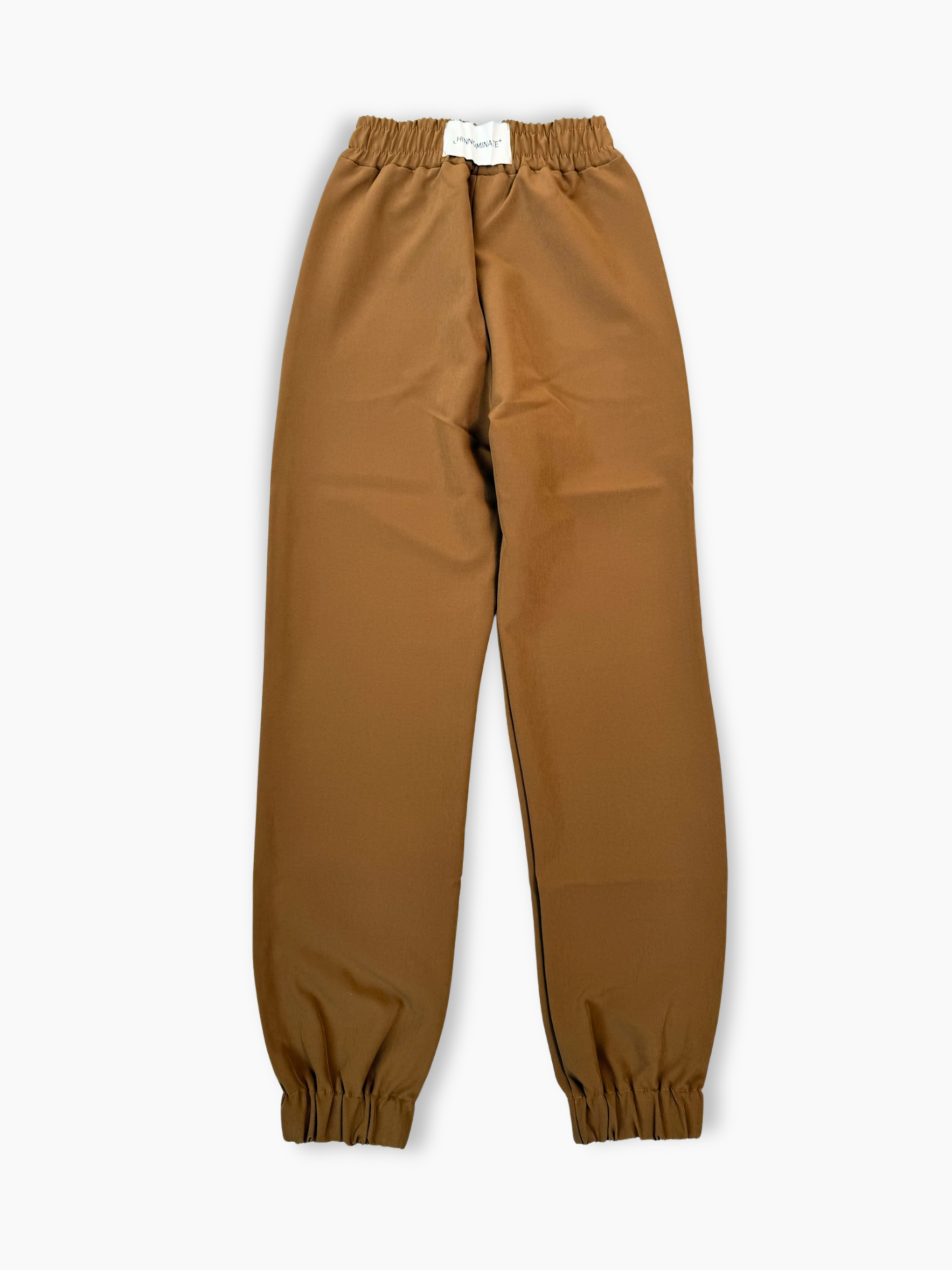Pantalone lungo cammello in tessuto tecnico con fondo elasticizzato
