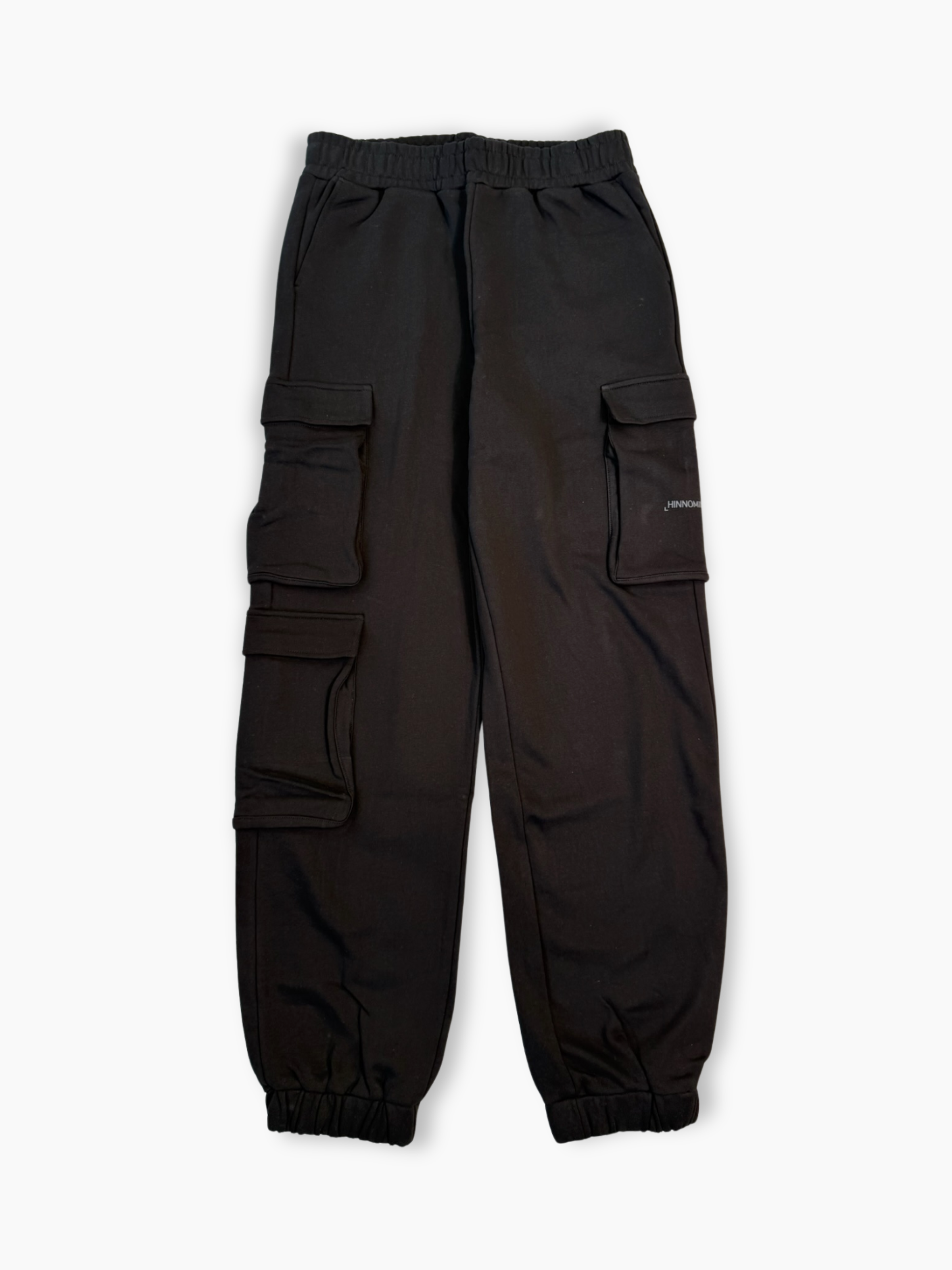 Pantalone Hinnominate in felpa nero con tasconi laterali vista frontale