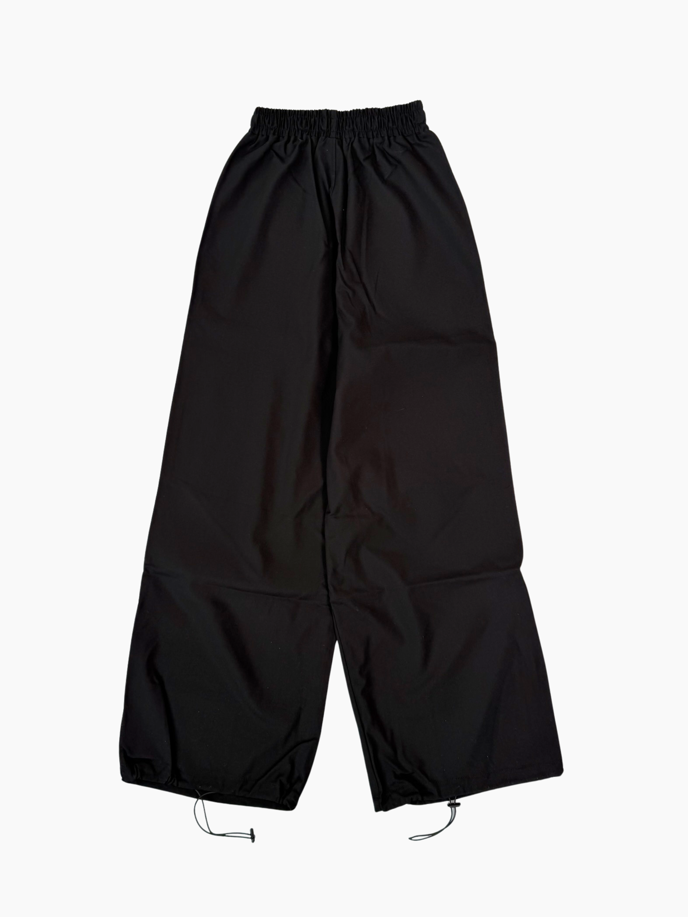 Pantalone nero Hinnominate in nylon con vita elasticizzata e fondo con elastico alla caviglia