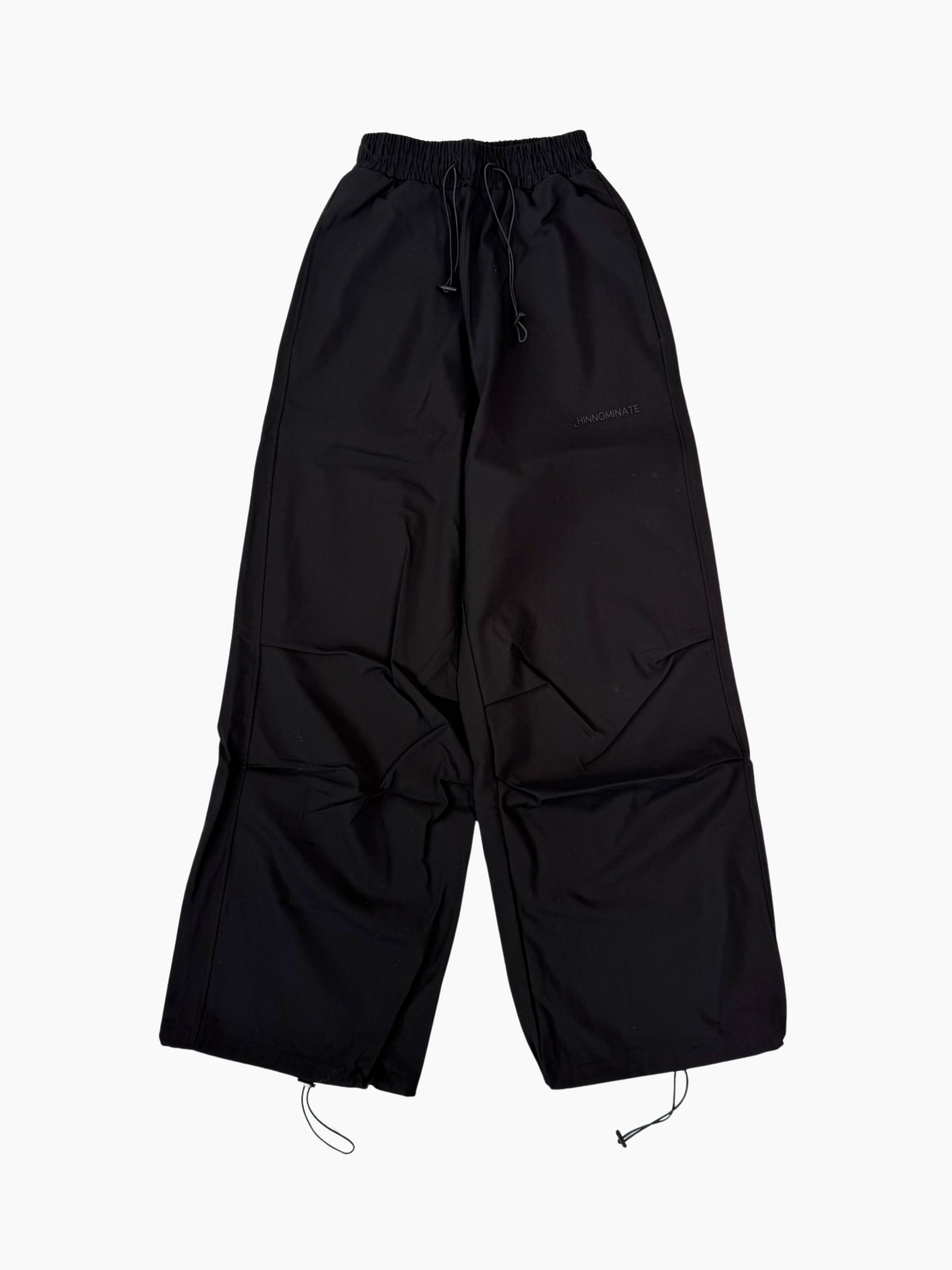 Pantalone nero Hinnominate in nylon con vita elasticizzata e fondo con elastico alla caviglia