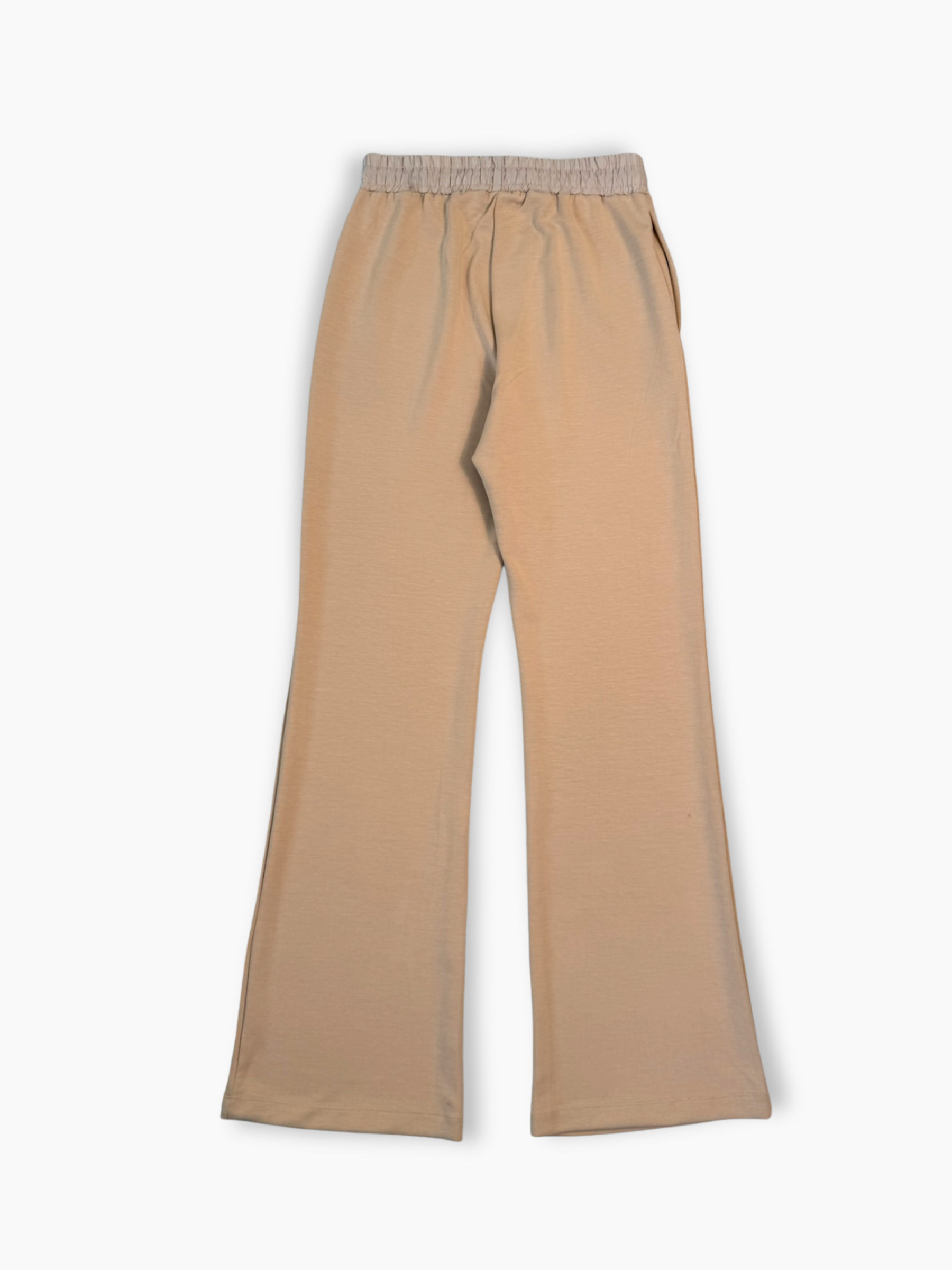 Dettaglio coulisse e logo tono su tono dei pantaloni Hinnominate beige