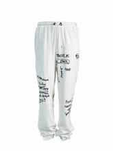 Pantaloni bianchi con scritte nere vista frontale