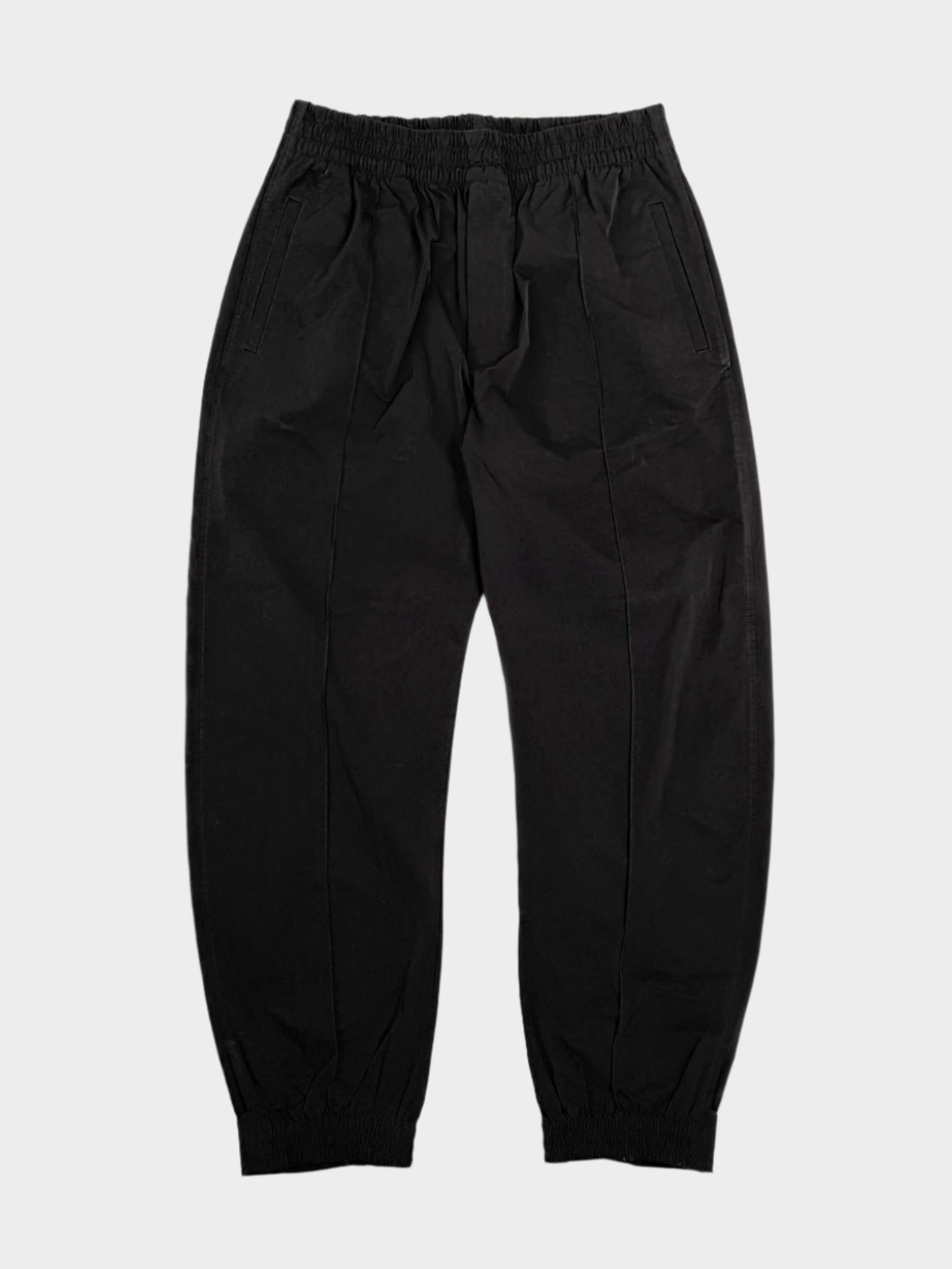 Pantaloni neri Bottega Veneta con elastico in vita e tasche laterali, vista frontale.