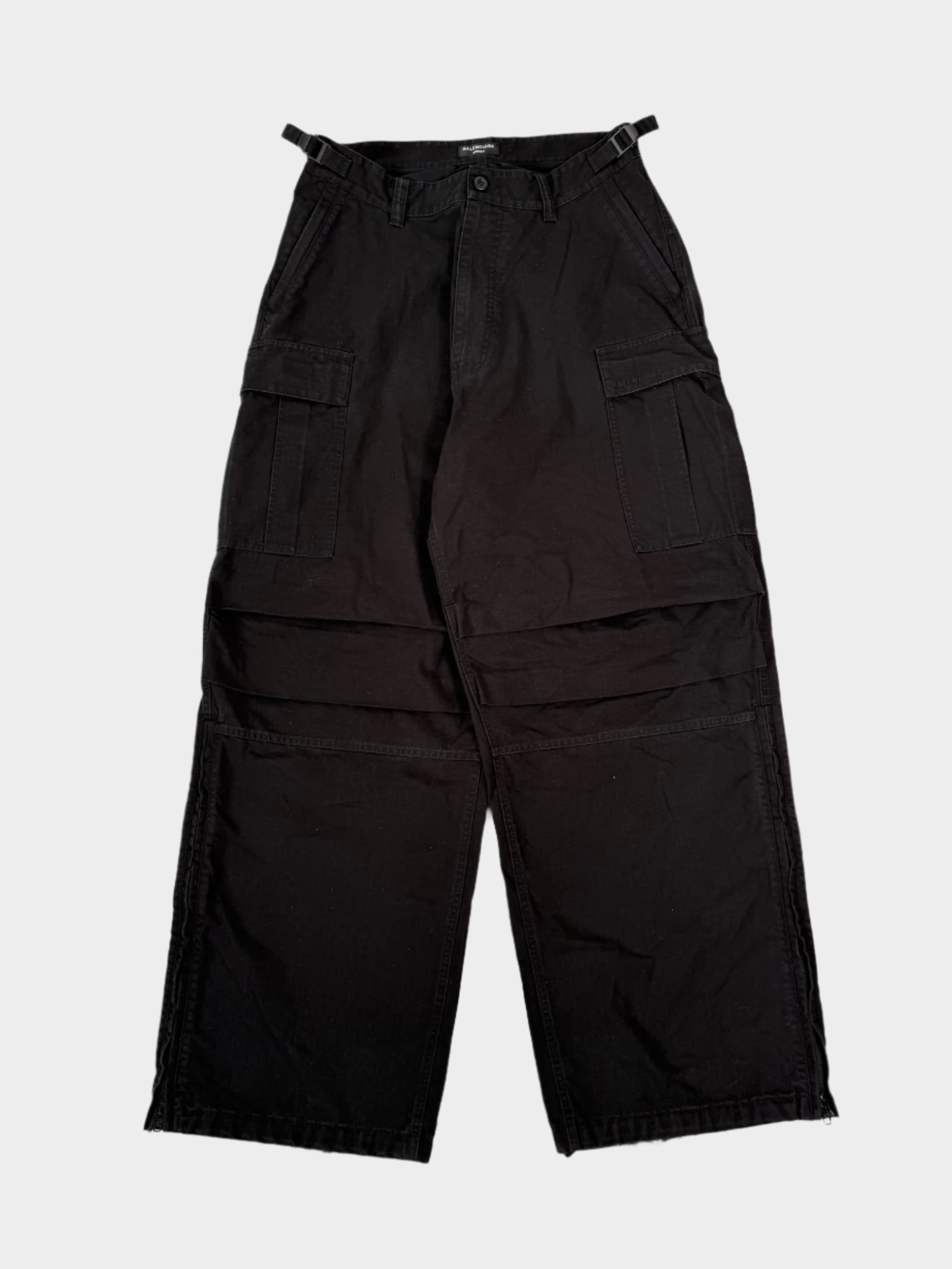 Pantaloni cargo Balenciaga neri con tasche laterali e zip decorative - vista frontale