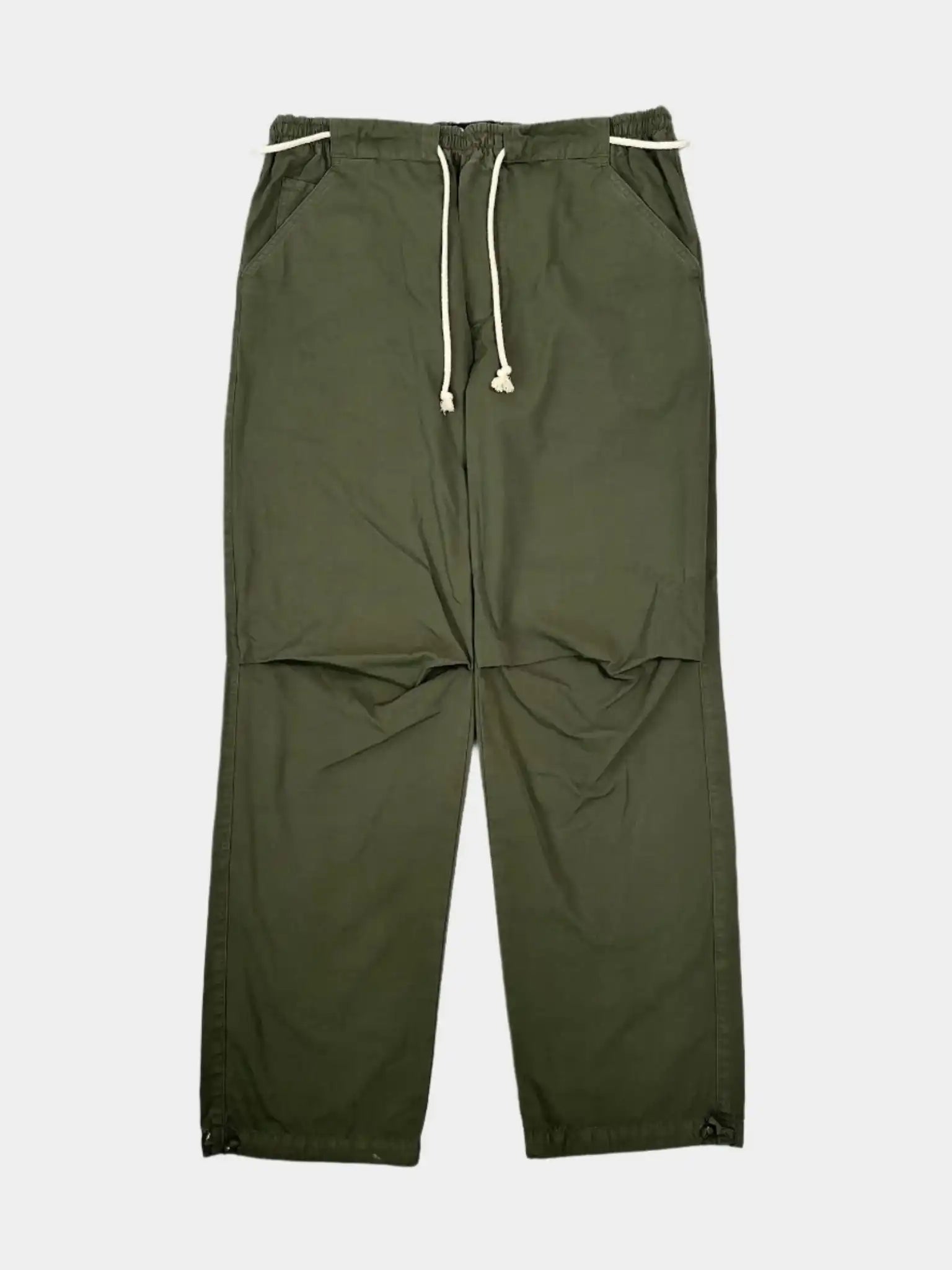 Vista frontale dei pantaloni Darkpark verde militare con coulisse