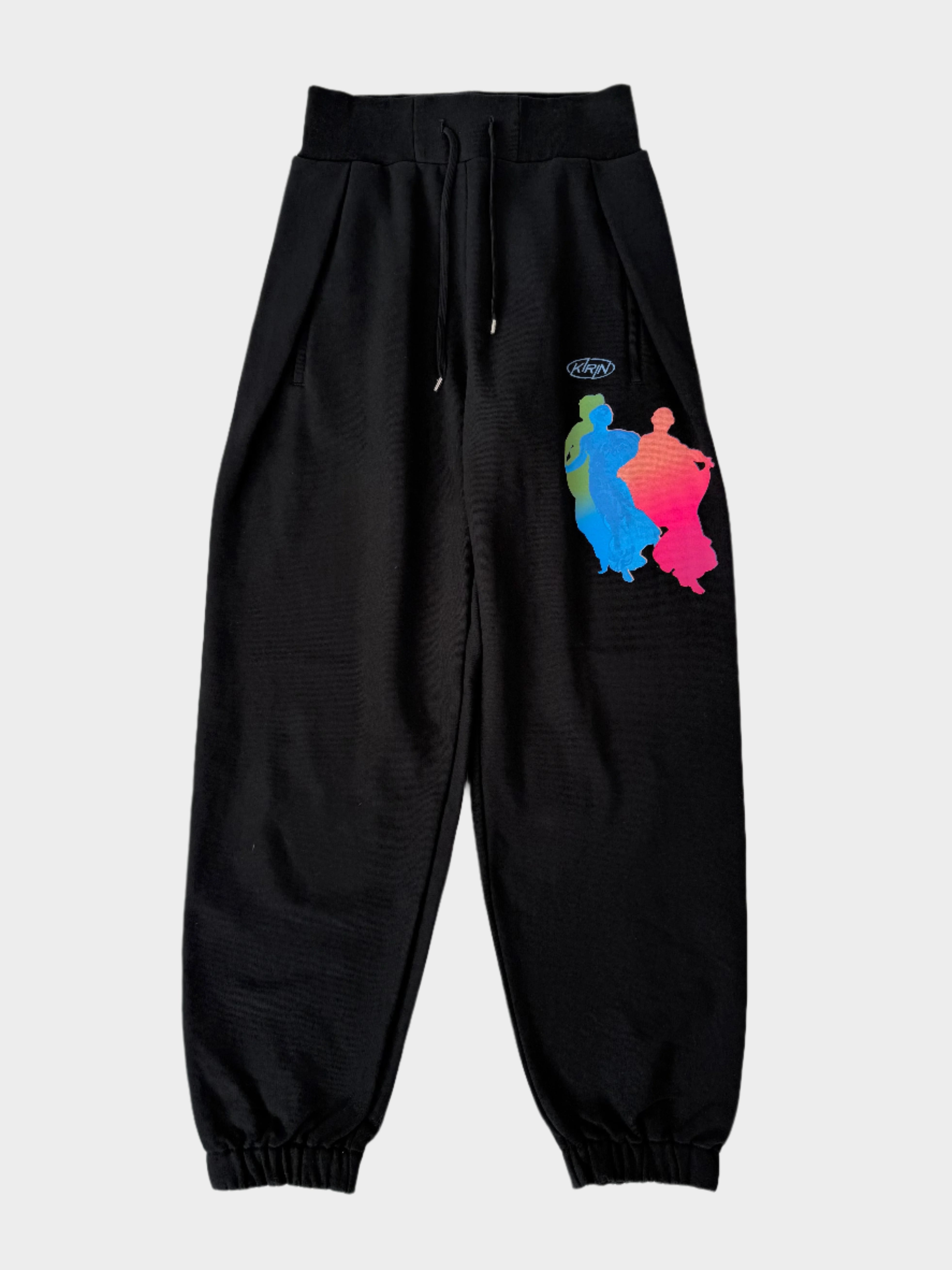 Pantaloni in felpa neri con pince e stampa fluo Muses firmati Kirin Peggy Gou, vista frontale