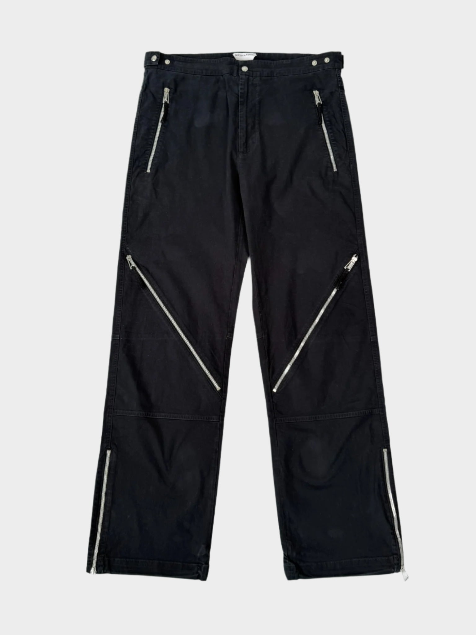 Pantaloni Bottega Veneta neri con zip decorative viste frontali
