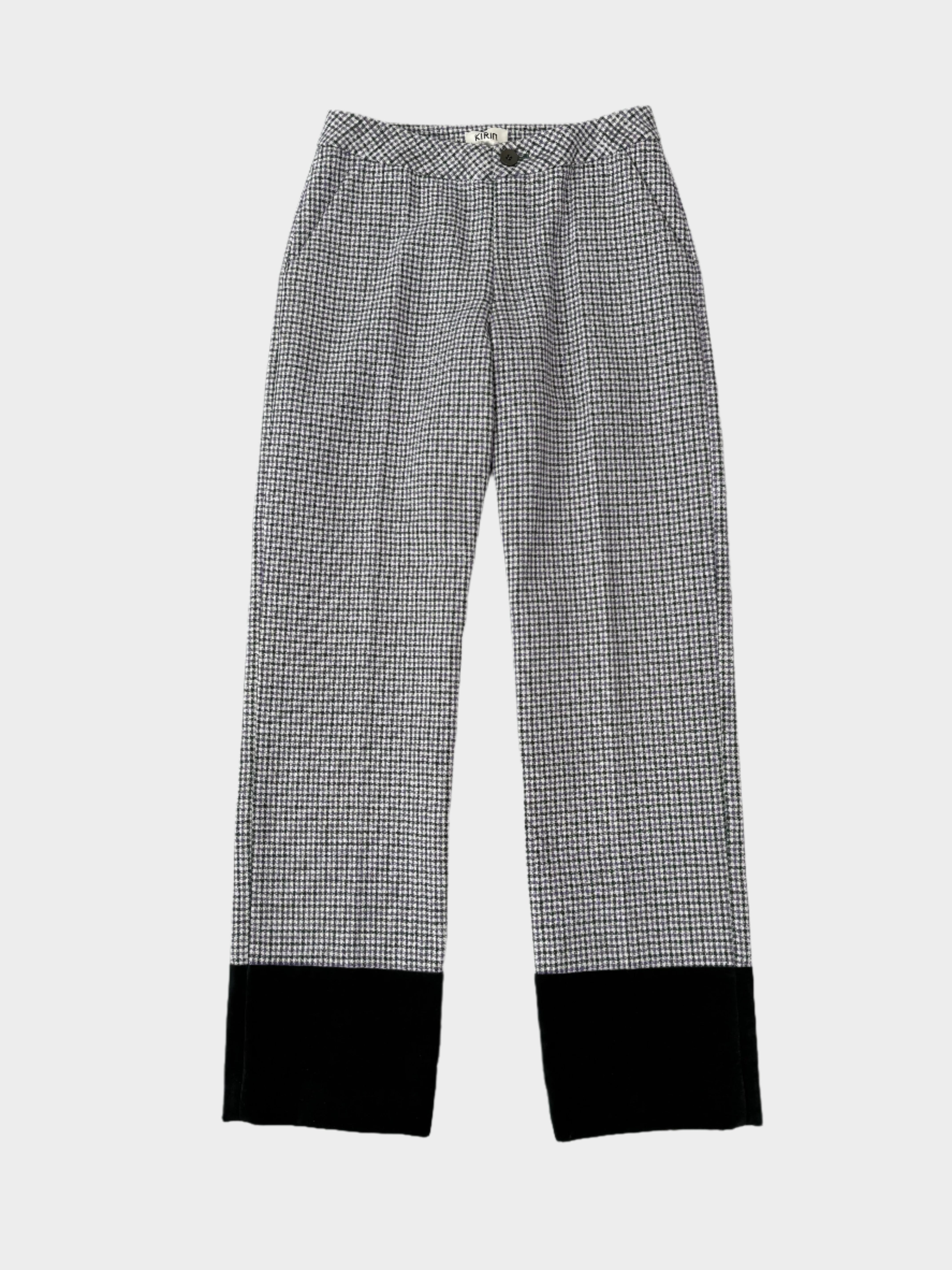 Pantaloni a quadretti bianchi e neri con fondo in velluto nero firmati Kirin Peggy Gou